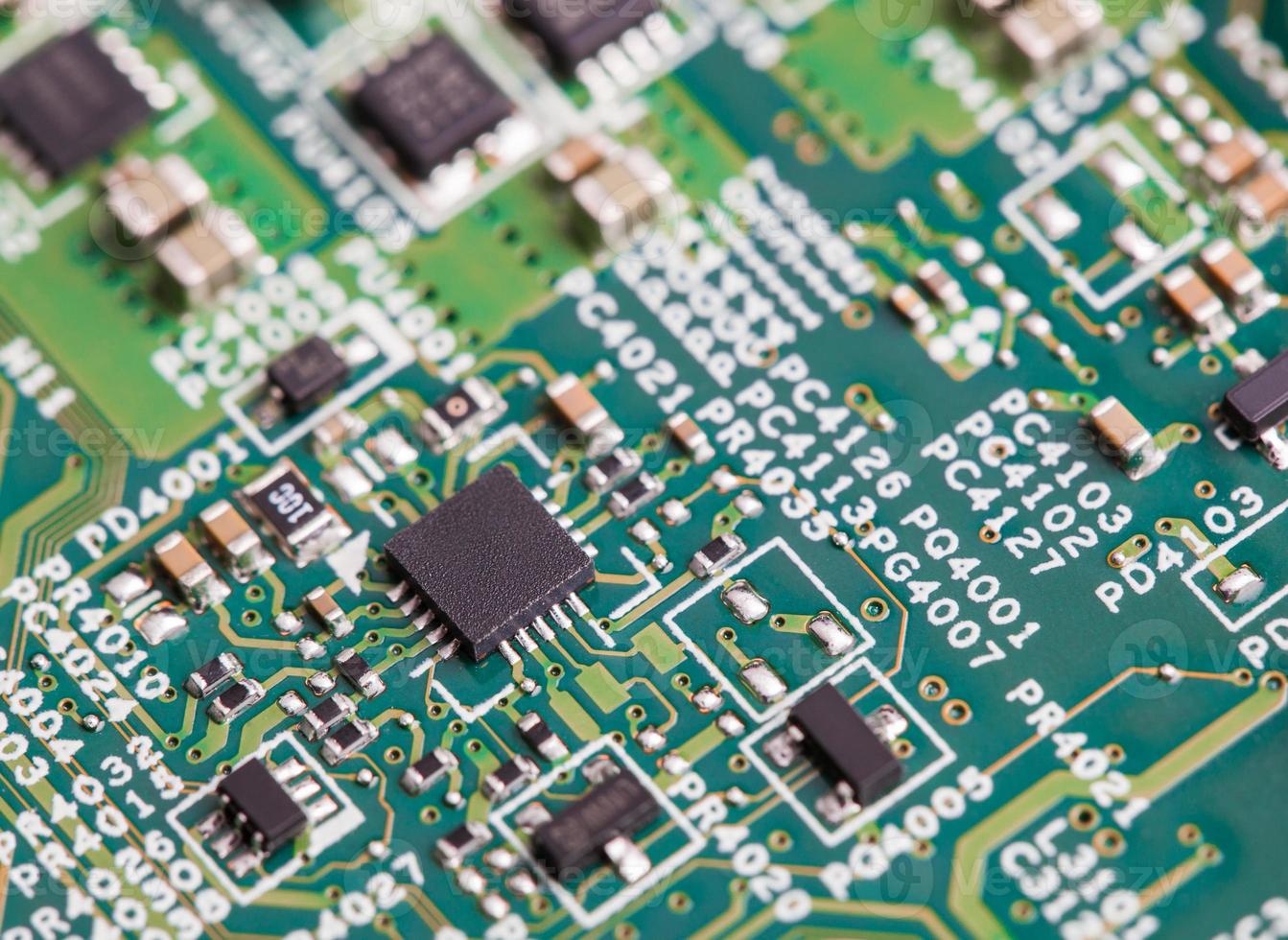 Nahaufnahme von elektronischen Komponenten auf der Hauptplatine, Mikroprozessorchip foto