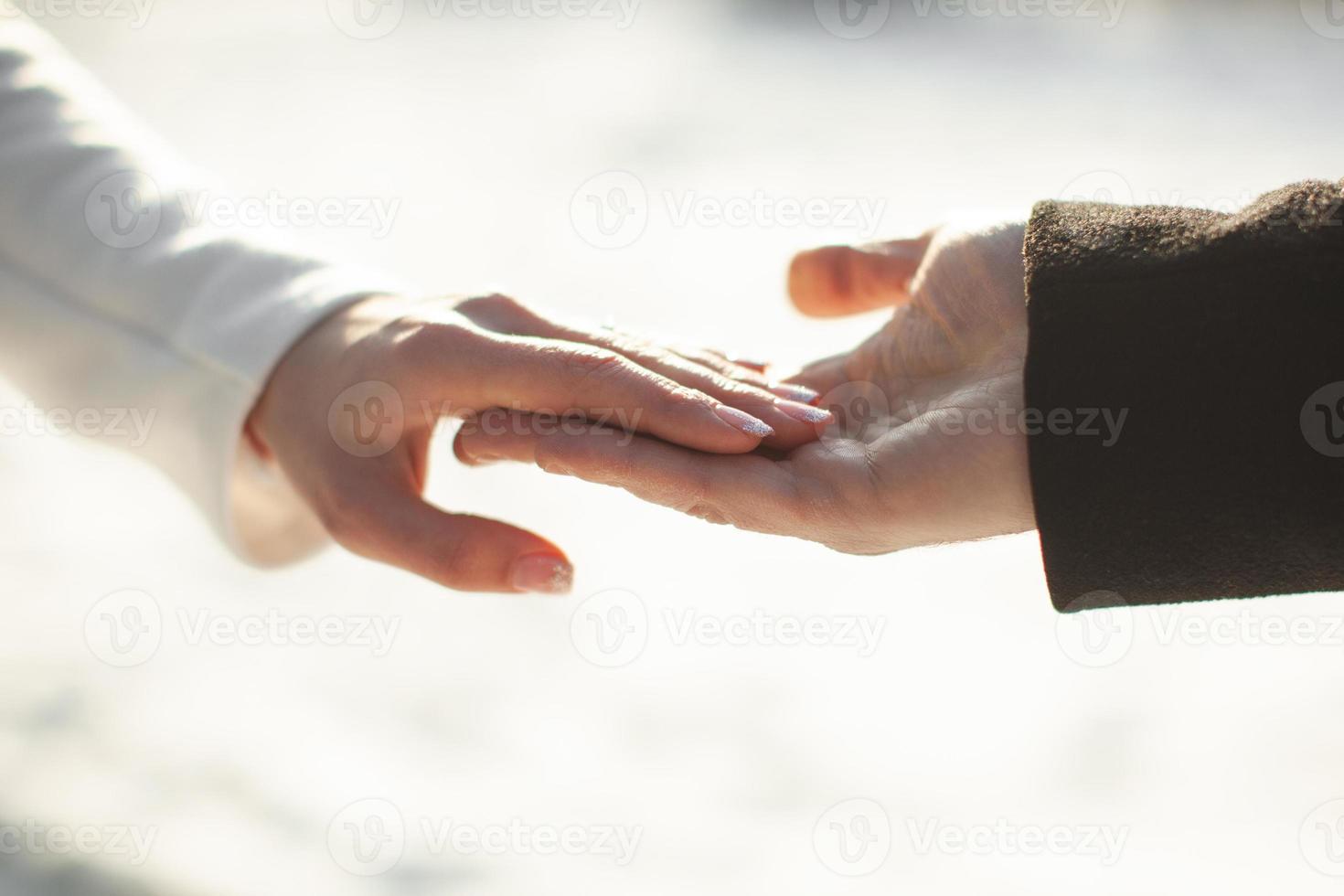 Nahaufnahme eines Liebespaares, das Händchen hält, ein Symbol der Liebe. foto