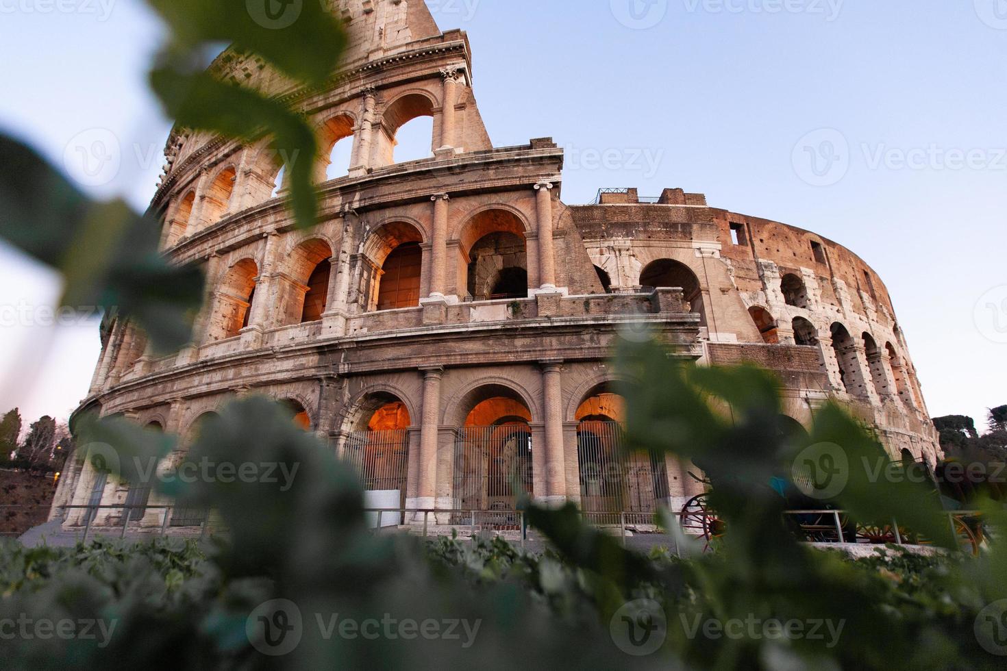 rom, italien, kolosseum altes antikes gebäude gladiatorenkampf bei nacht. foto