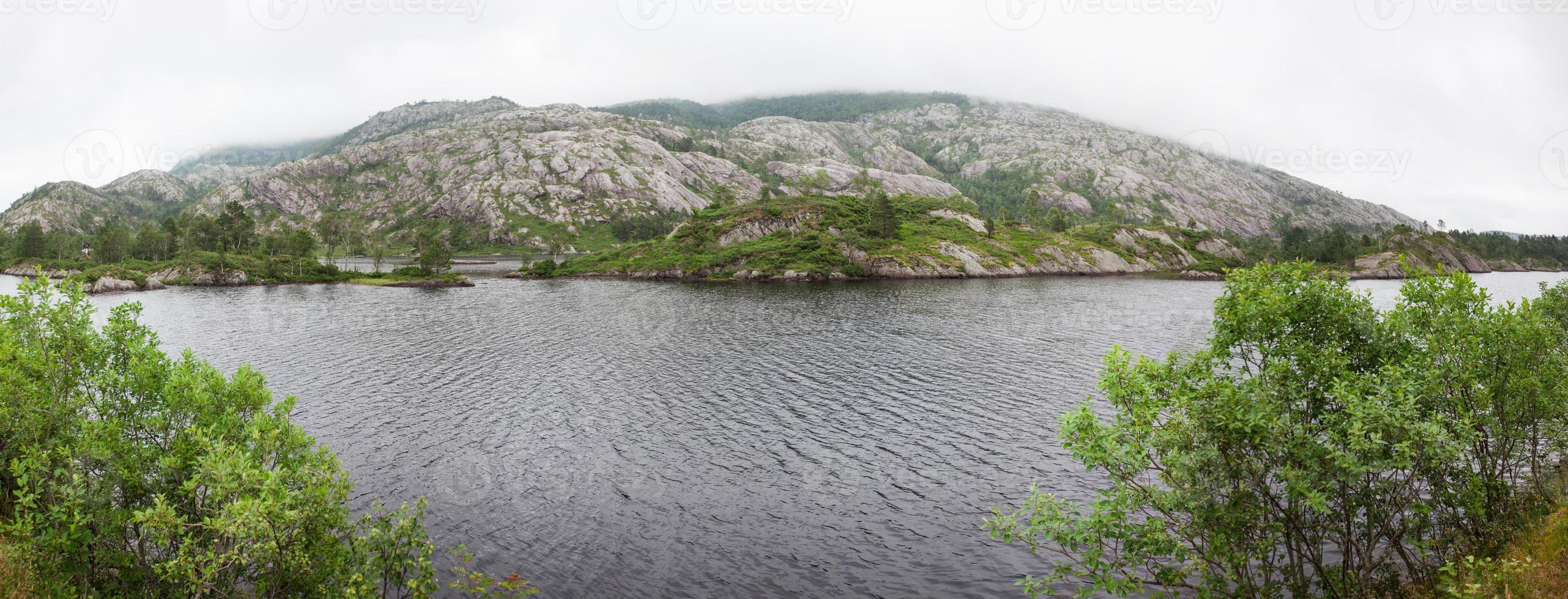 Panorama Norwegen, Skandinavien. wunderschöne Landschaft am Flussufer inmitten der Steinberge. foto