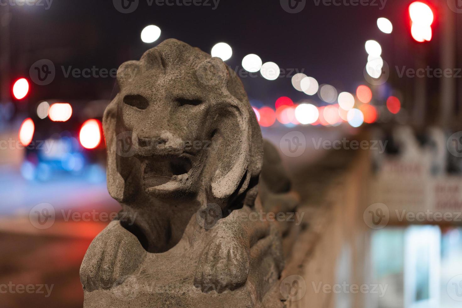 ukraine, lviv, historische löwenskulptur, symbol der stadt. foto