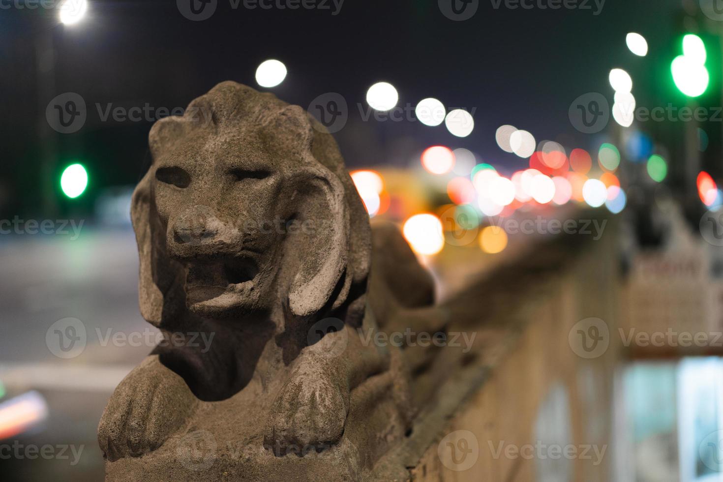 ukraine, lviv, historische löwenskulptur, symbol der stadt. foto