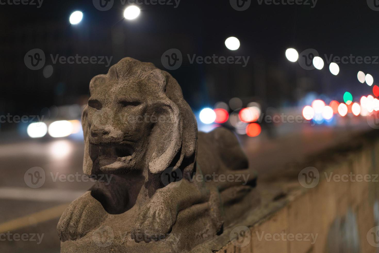 ukraine, lviv, historische löwenskulptur, symbol der stadt. foto