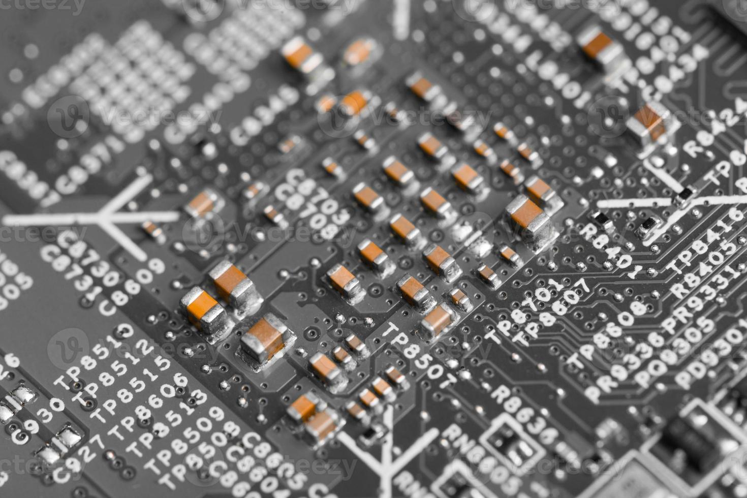 Nahaufnahme von elektronischen Komponenten auf der Hauptplatine, Mikroprozessorchip foto