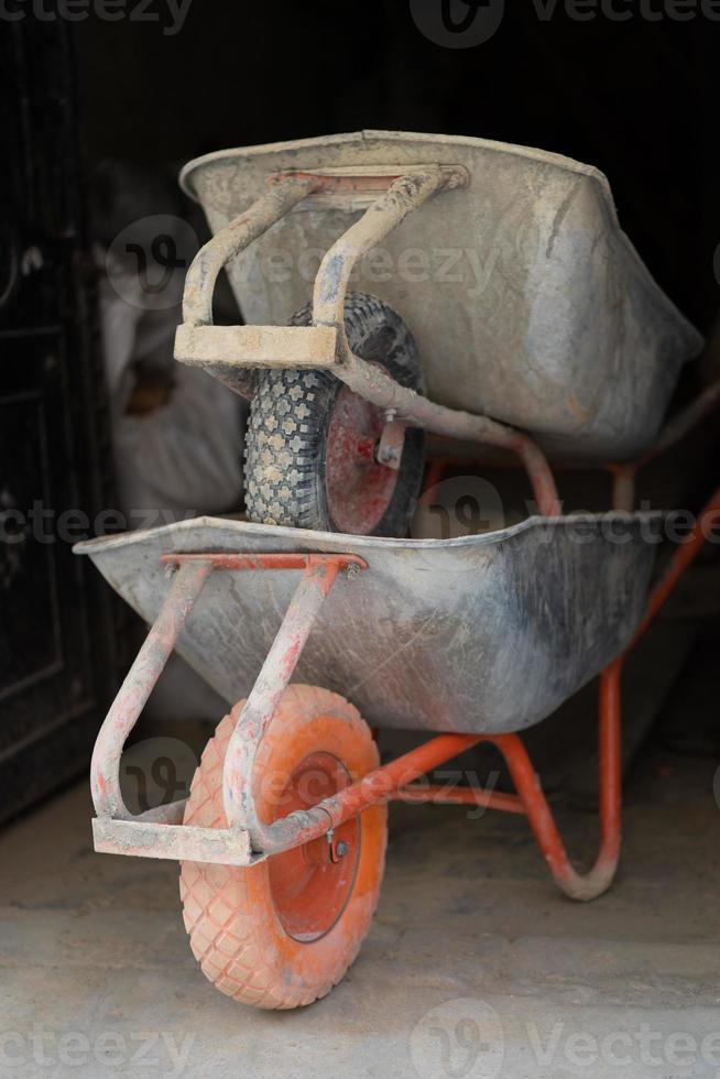 eine Schubkarre aus Metall mit einem Rad, die von Bau- oder Gartenarbeitern verwendet wird. foto
