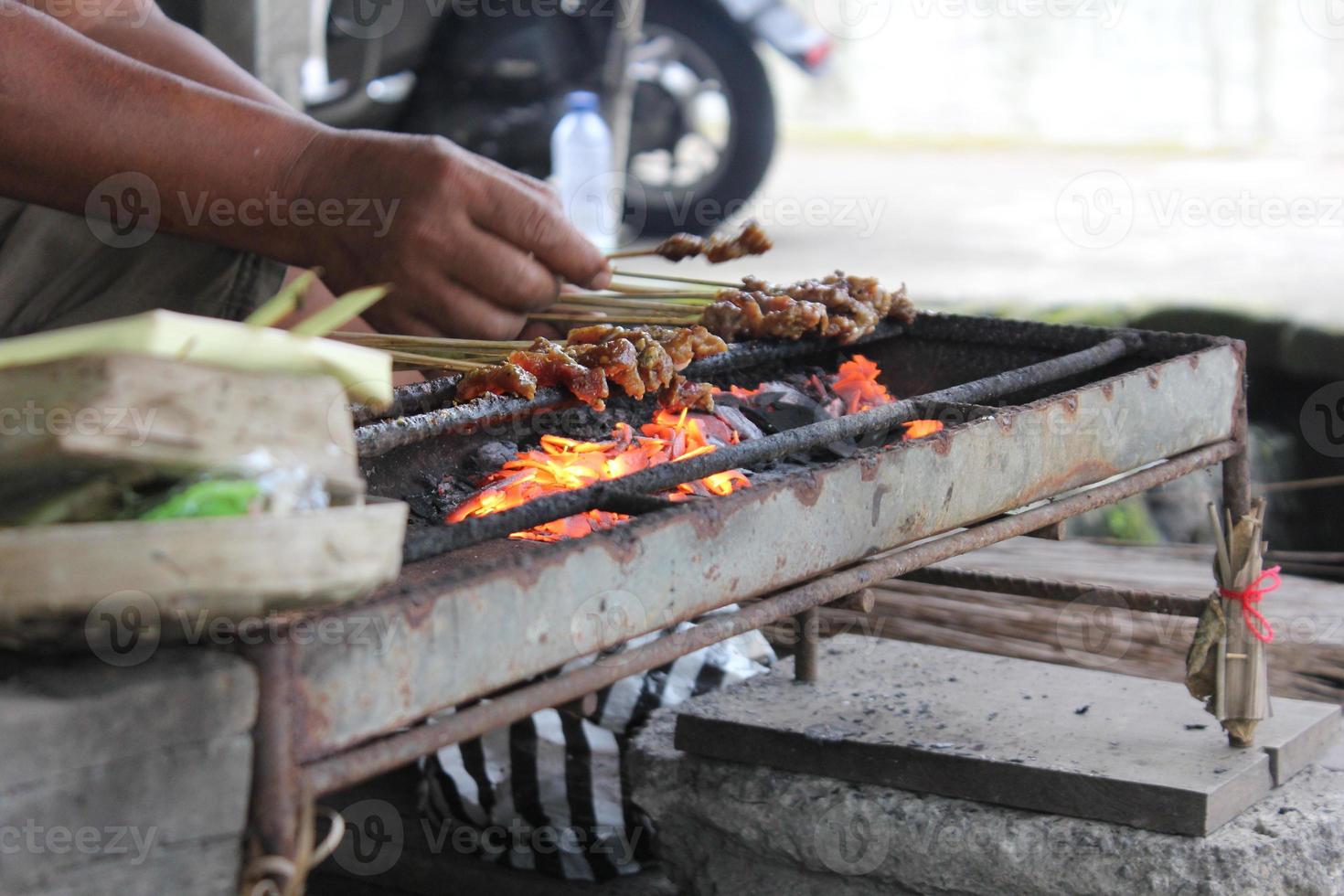 Foto eines Schweinefleisch-Satay-Herstellungsprozesses in Bali.