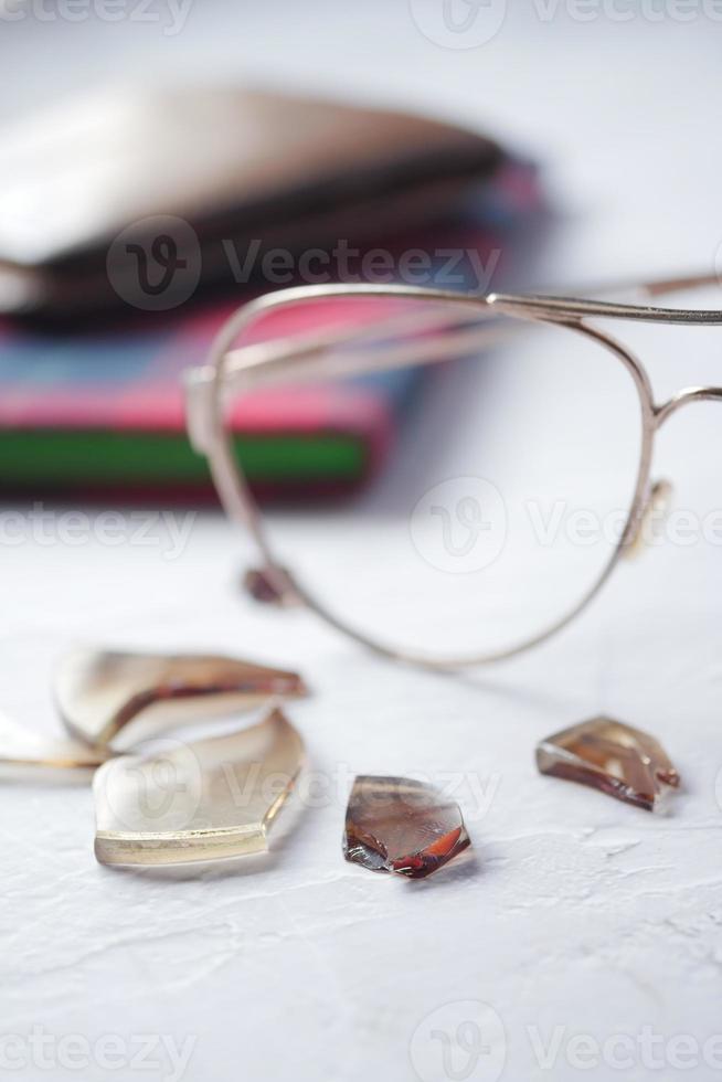 Zerbrochenes Brillenglas auf dem Tisch mit Kopierraum foto
