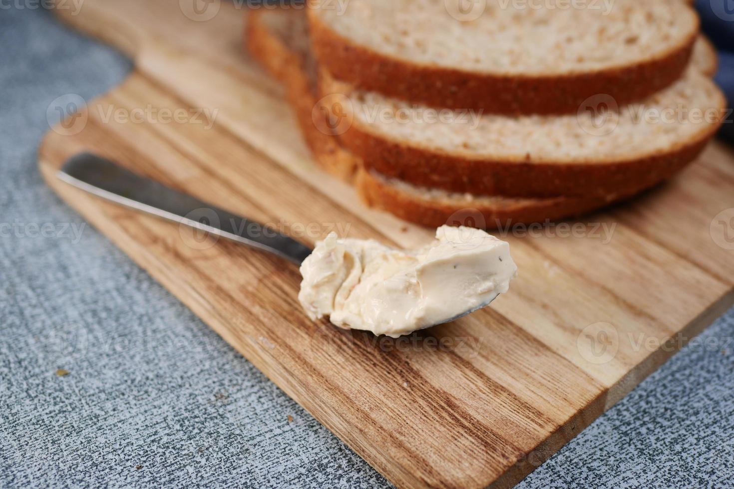 Low-Fact-Käse-Sahne-Aufstrich auf einem Brot foto