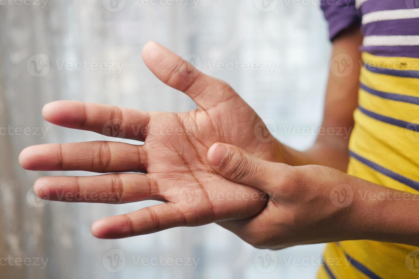 Mann leidet Schmerzen in der Hand Nahaufnahme foto