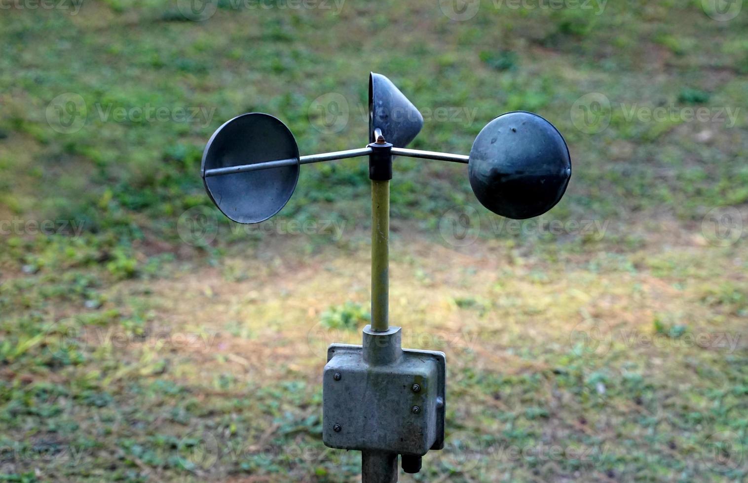 Das Becheranemometer wird für Wetterinstrumente verwendet, um die Windgeschwindigkeit senkrecht zur Achse seines rotierenden Bechers zu messen. es misst nur die zum Boden parallele Windkomponente. foto