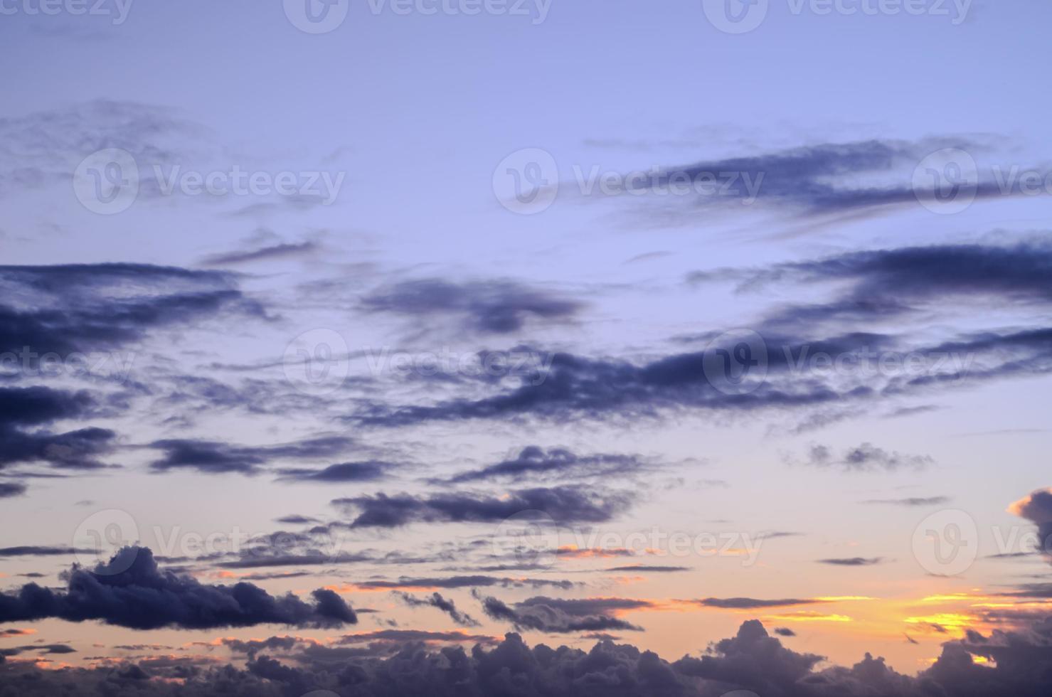 Himmel über dem Sonnenuntergang foto