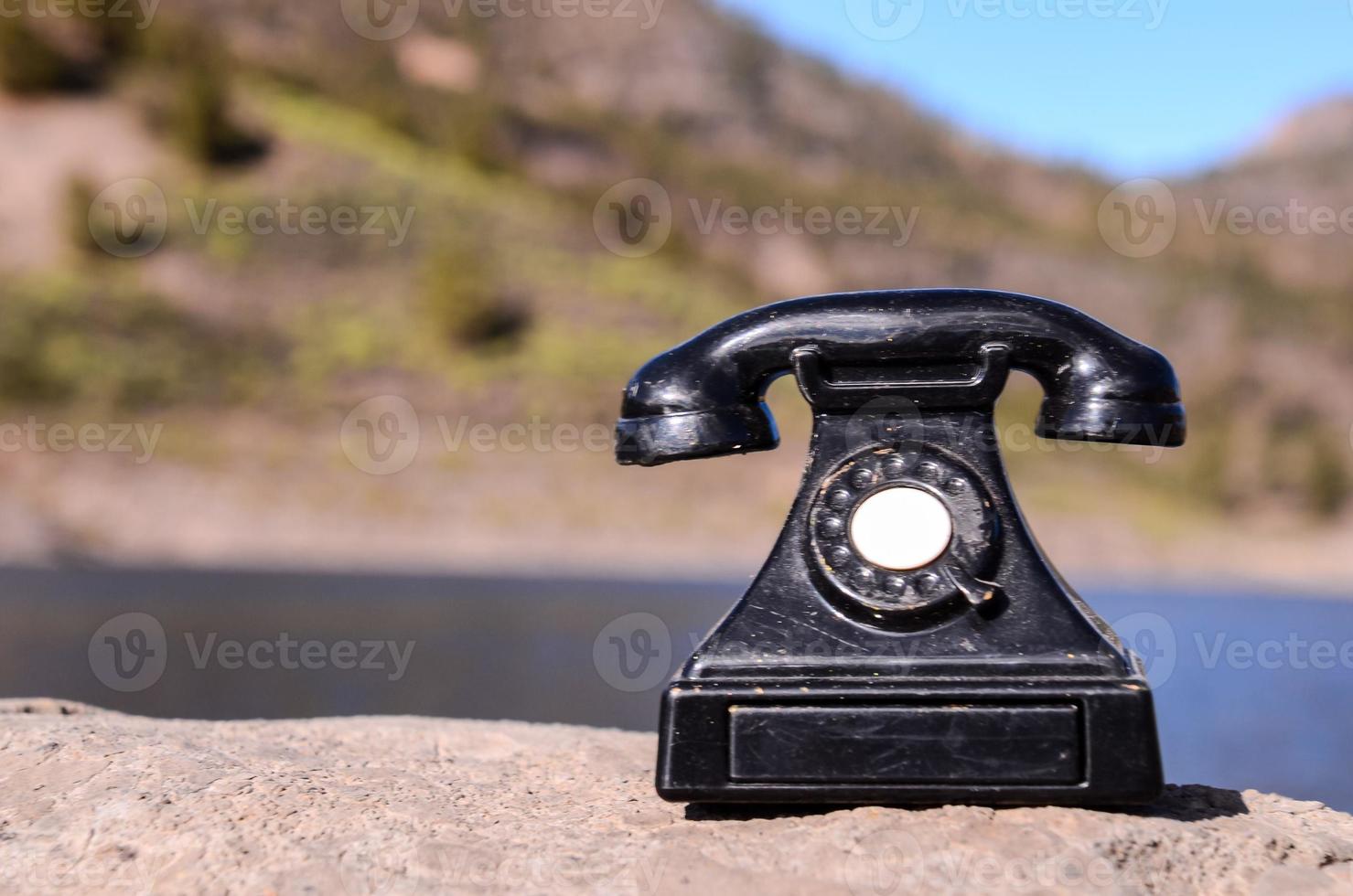 Vintage-Telefon auf dem Boden foto