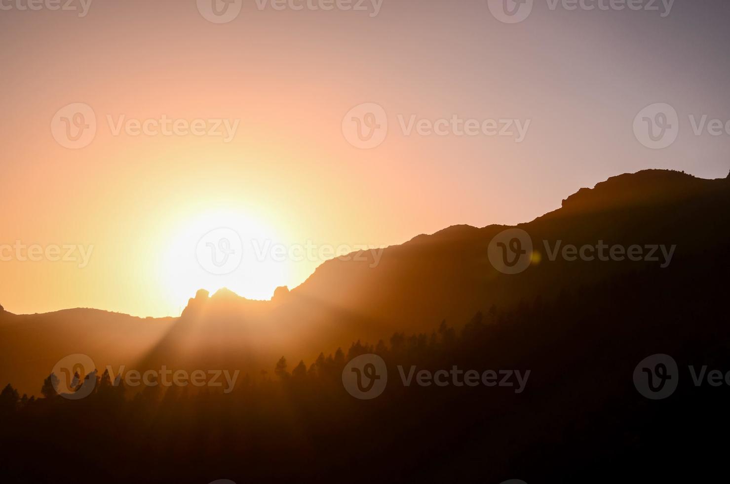 Landschaft über dem Sonnenuntergang foto