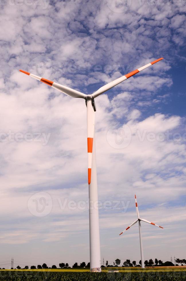 Blick auf die Windkraftanlage foto