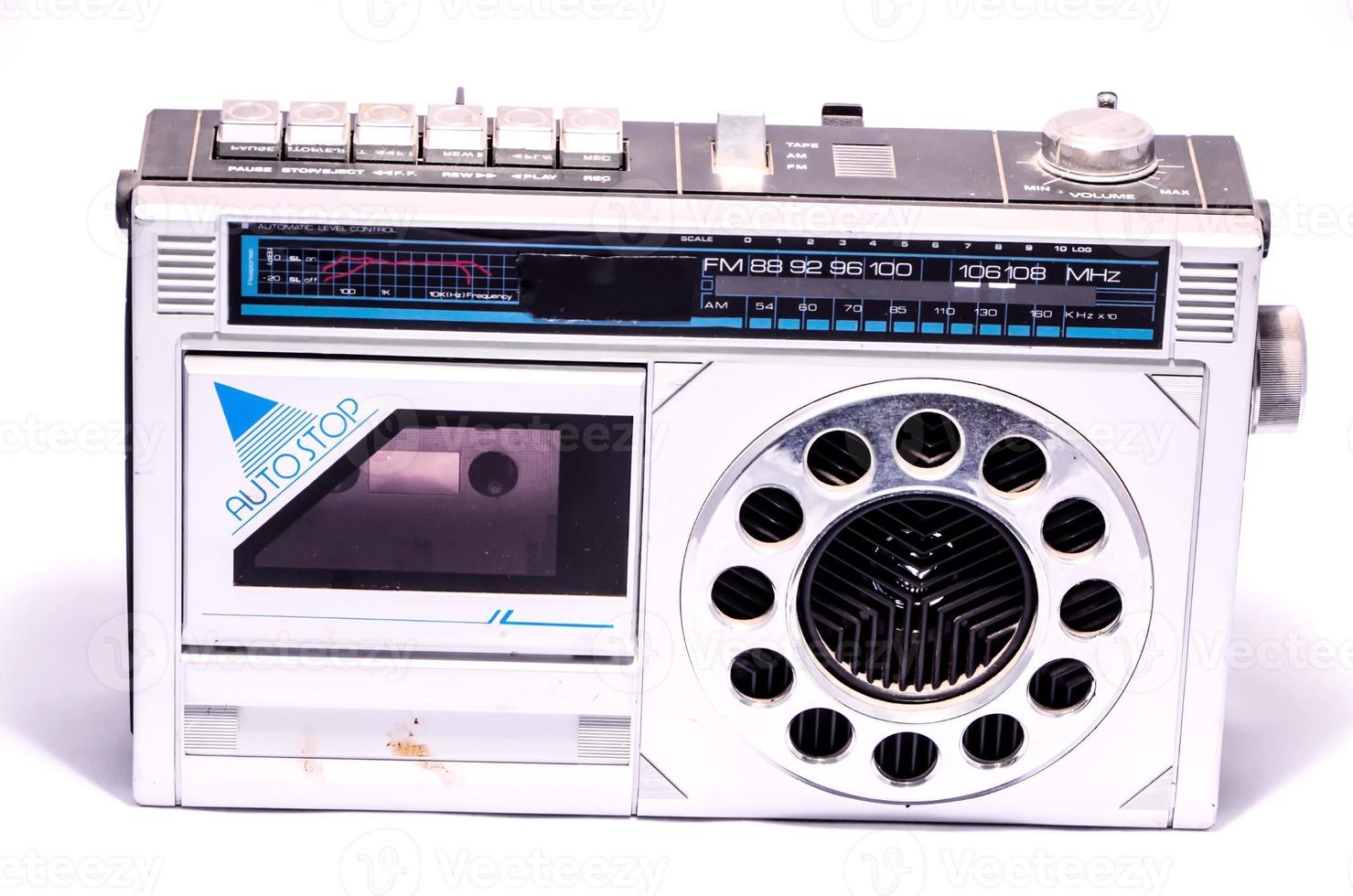 Vintage-Radio auf weißem Hintergrund foto