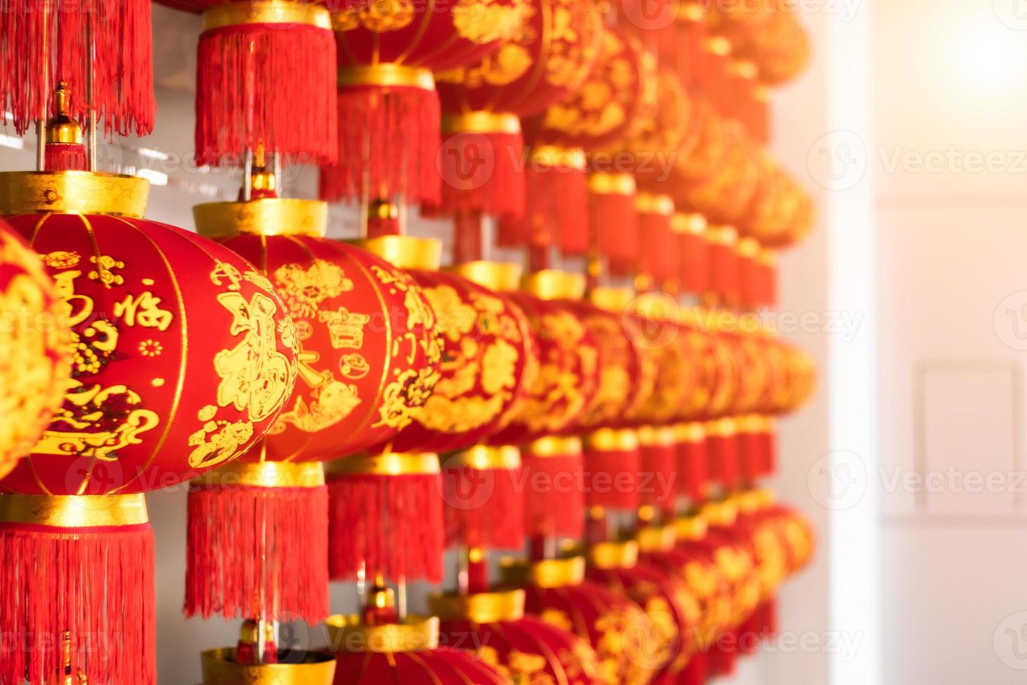 traditionelle chinesische neujahrslaternen reihen sich wunderschön aneinander. foto