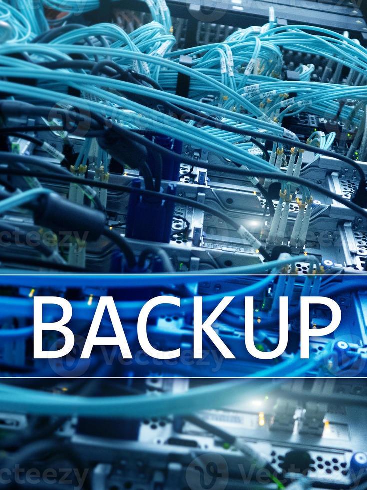 Backup-Taste auf modernem Serverraumhintergrund. Verhinderung von Datenverlust. Systemwiederherstellung. foto