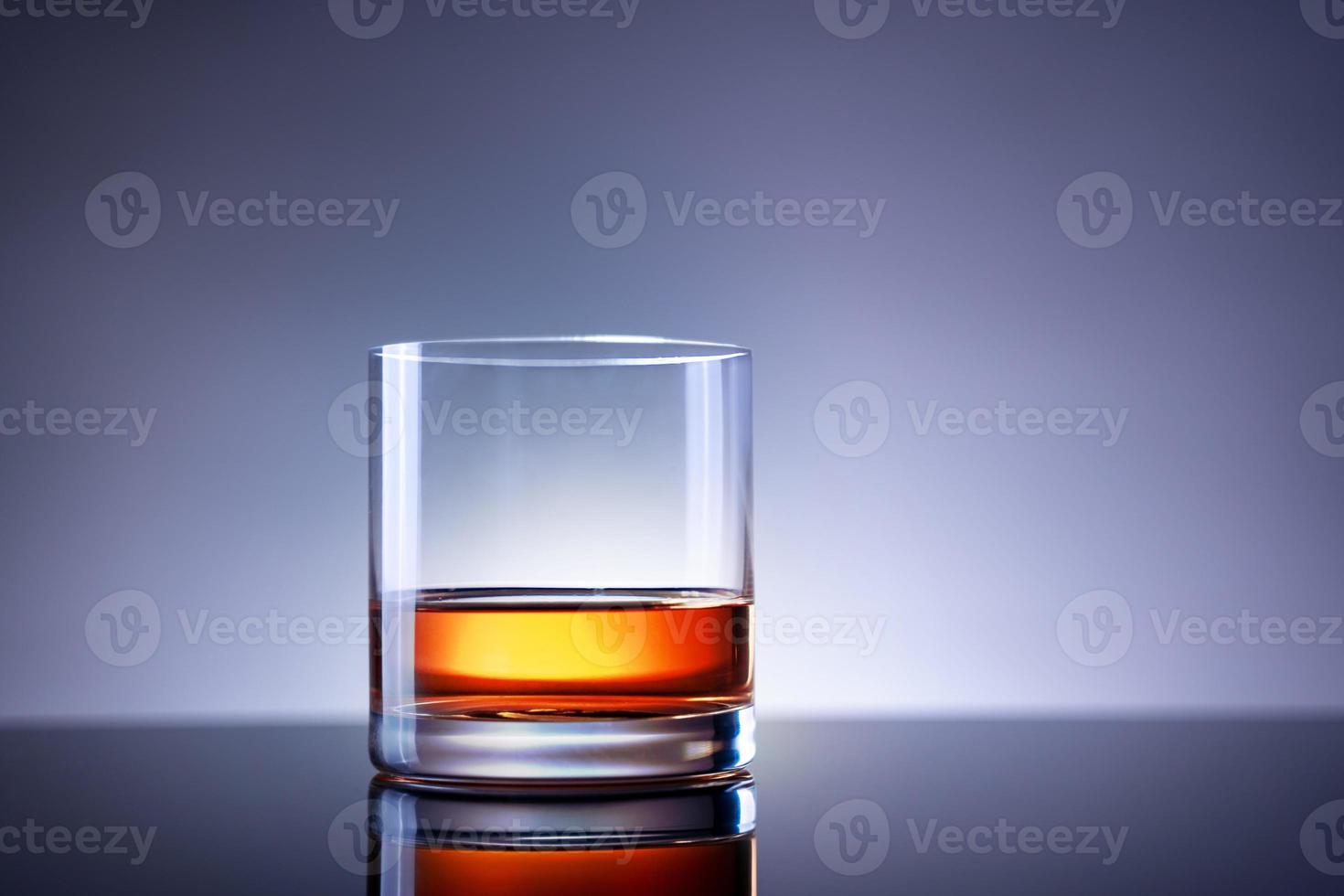 Elegantes einfaches Glas Luxuswhisky vor schwarzem Hintergrund. glänzender Whiskeyglas isolierter Hintergrund, Studioaufnahme. Exemplar. starkes alkoholisches Getränk. foto