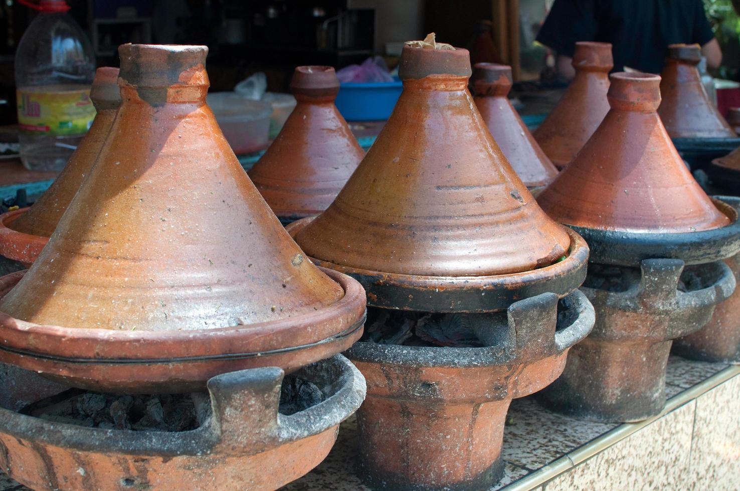 Tajines beim traditionellen Kochen mit Cola. foto