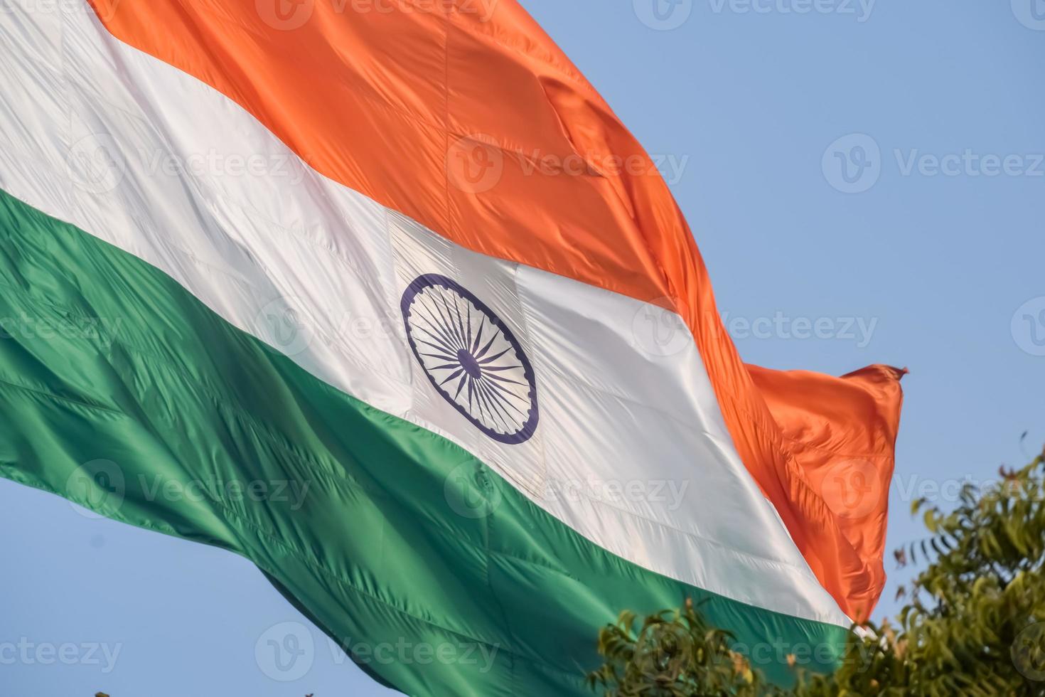 Indien-Flagge, die hoch am Connaught-Platz mit Stolz auf den blauen Himmel fliegt, Indien-Flagge flattert, indische Flagge am Unabhängigkeitstag und Tag der Republik Indien, Schuss nach oben geneigt, indische Flagge schwenkend, Har Ghar Tiranga foto