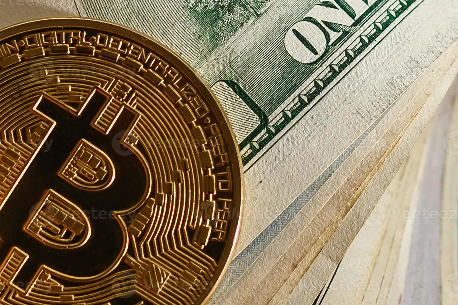 bitcoin und dollar btc marktsymbol kryptowährung, die über dem us-dollar gold steigt foto