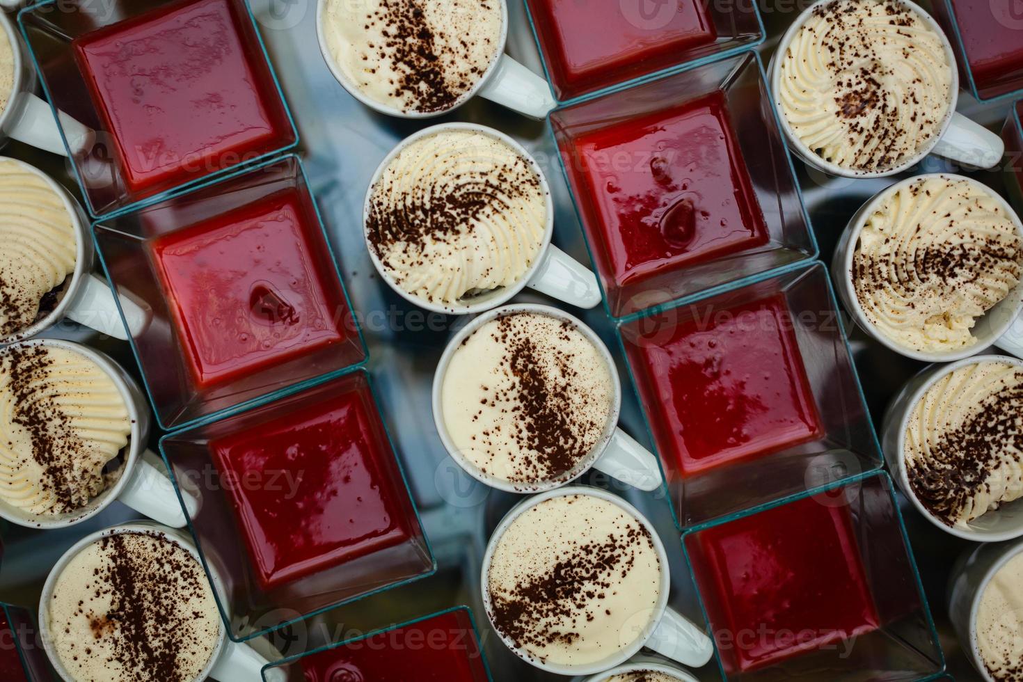 Dessert in Bechern auf einem Buffettisch von oben foto