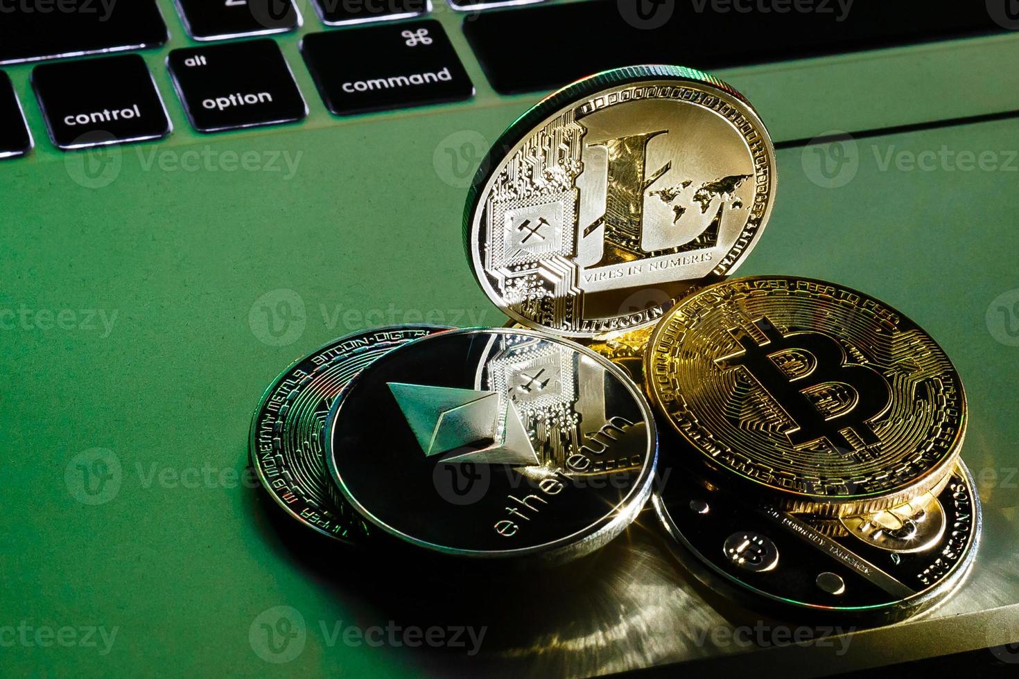 Silbermünzen einer digitalen Kryptowährung Litecoin und Bitcoin foto