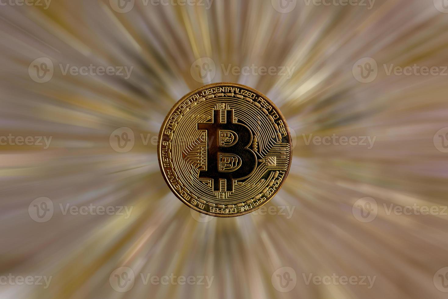 neue glänzende silberne bitcoin-münze mit goldenem bitcoin b-symbol auf goldenem glitzerhintergrund mit kopie foto