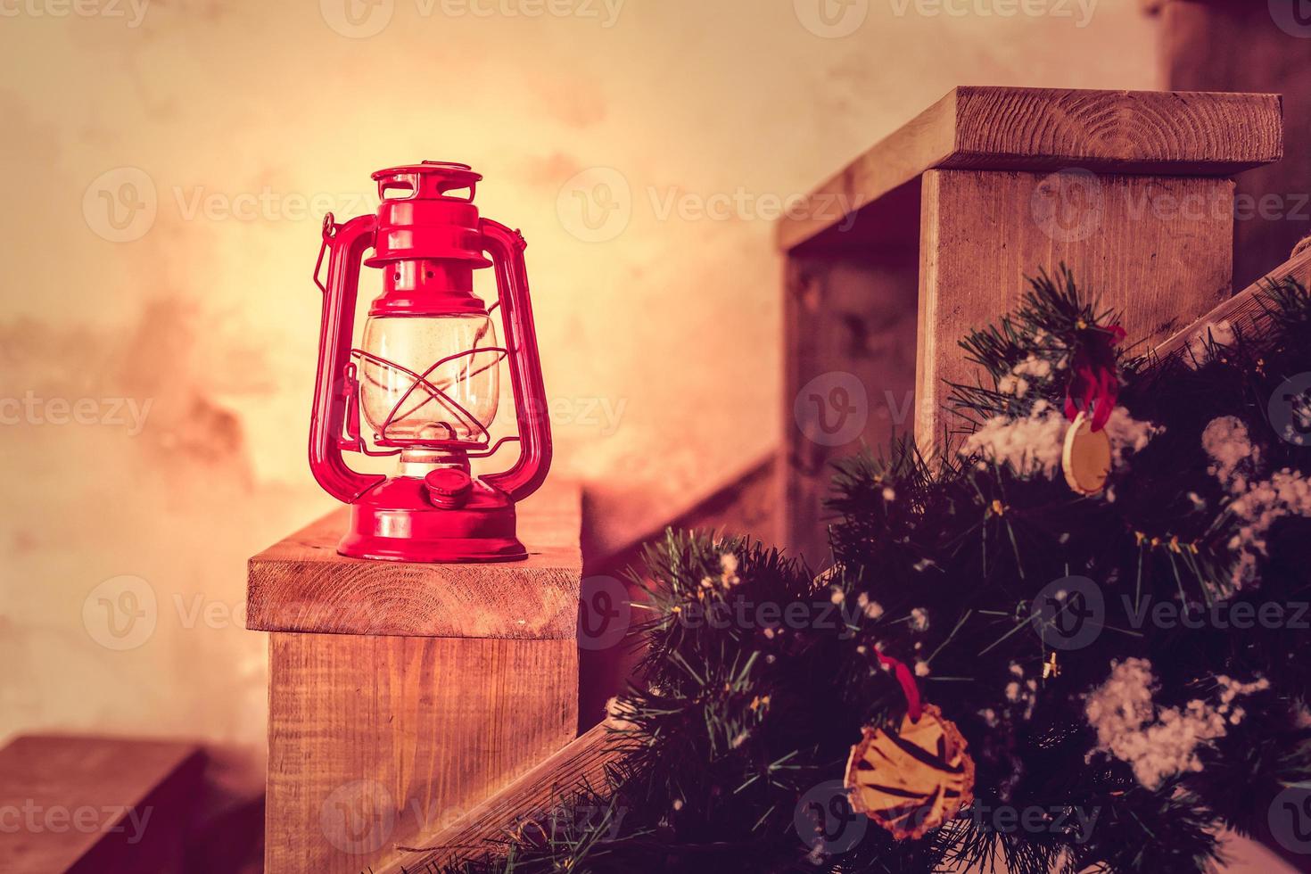 weihnachtsdekoration mit vintage weihnachtsspielzeug baumasten kerosinöllampe foto