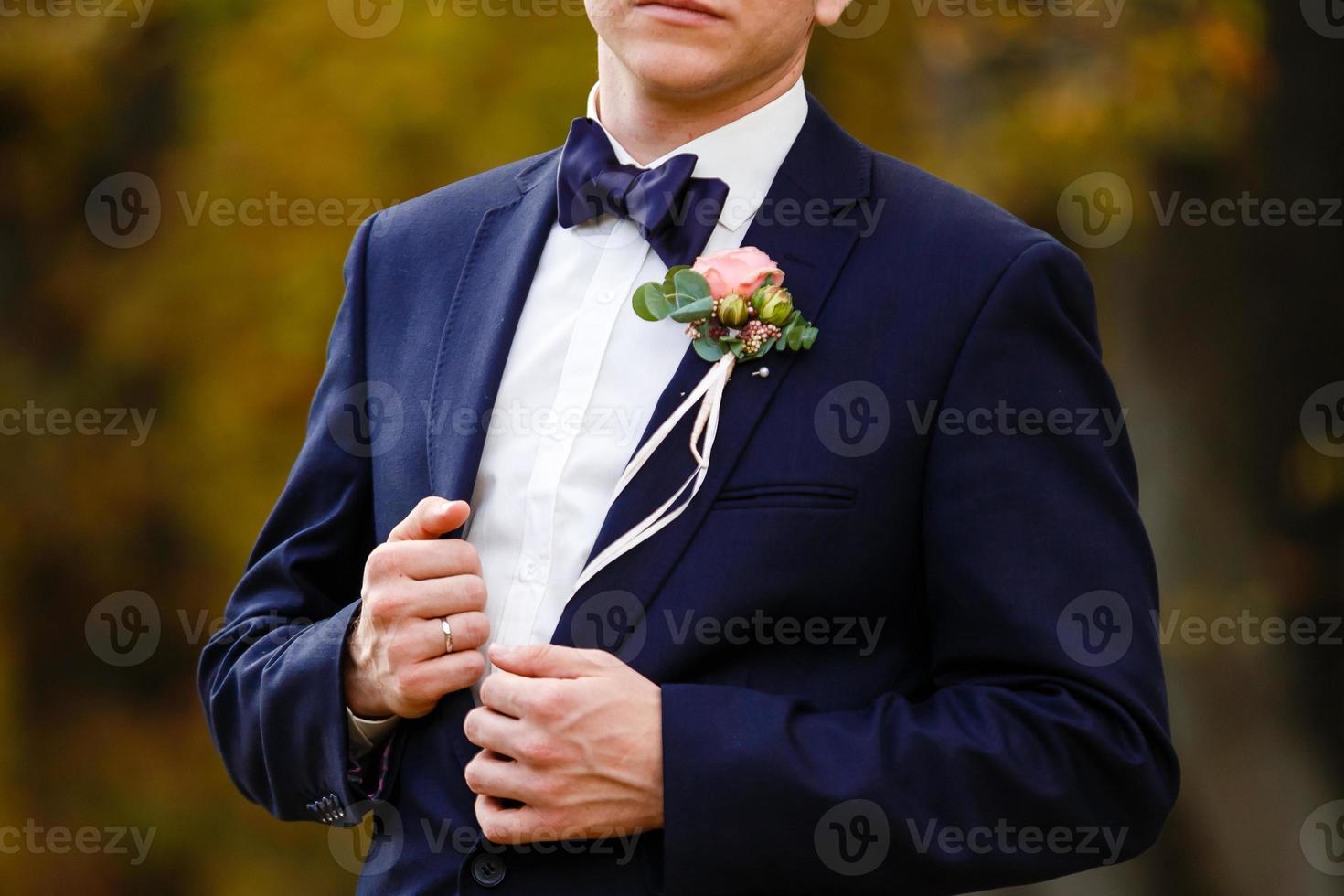 hübscher bräutigam im anzug die natur männliches porträt der park schöner modelljunge bunt foto