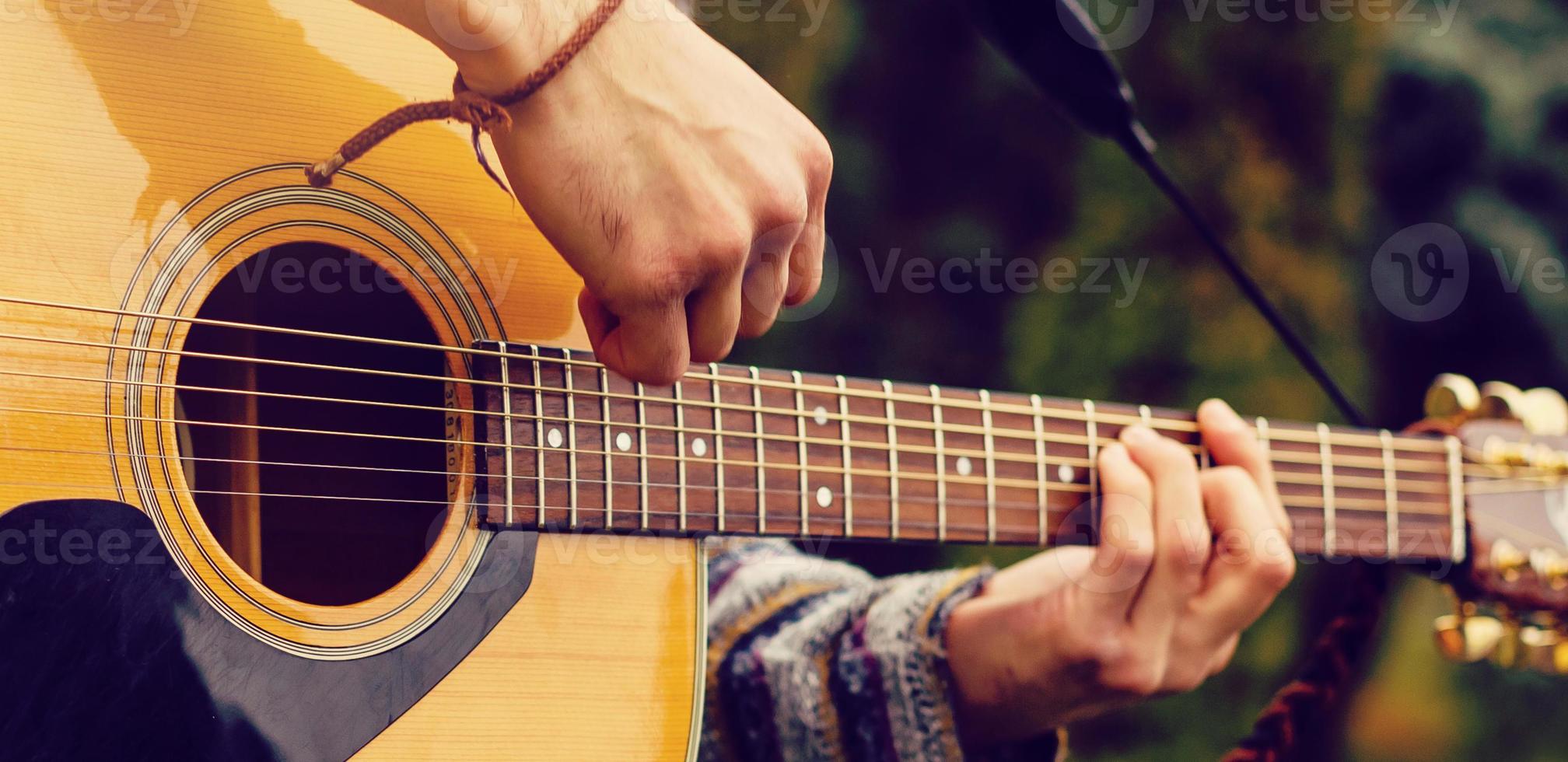 junger musiker, der gitarre spielt, hautnah foto