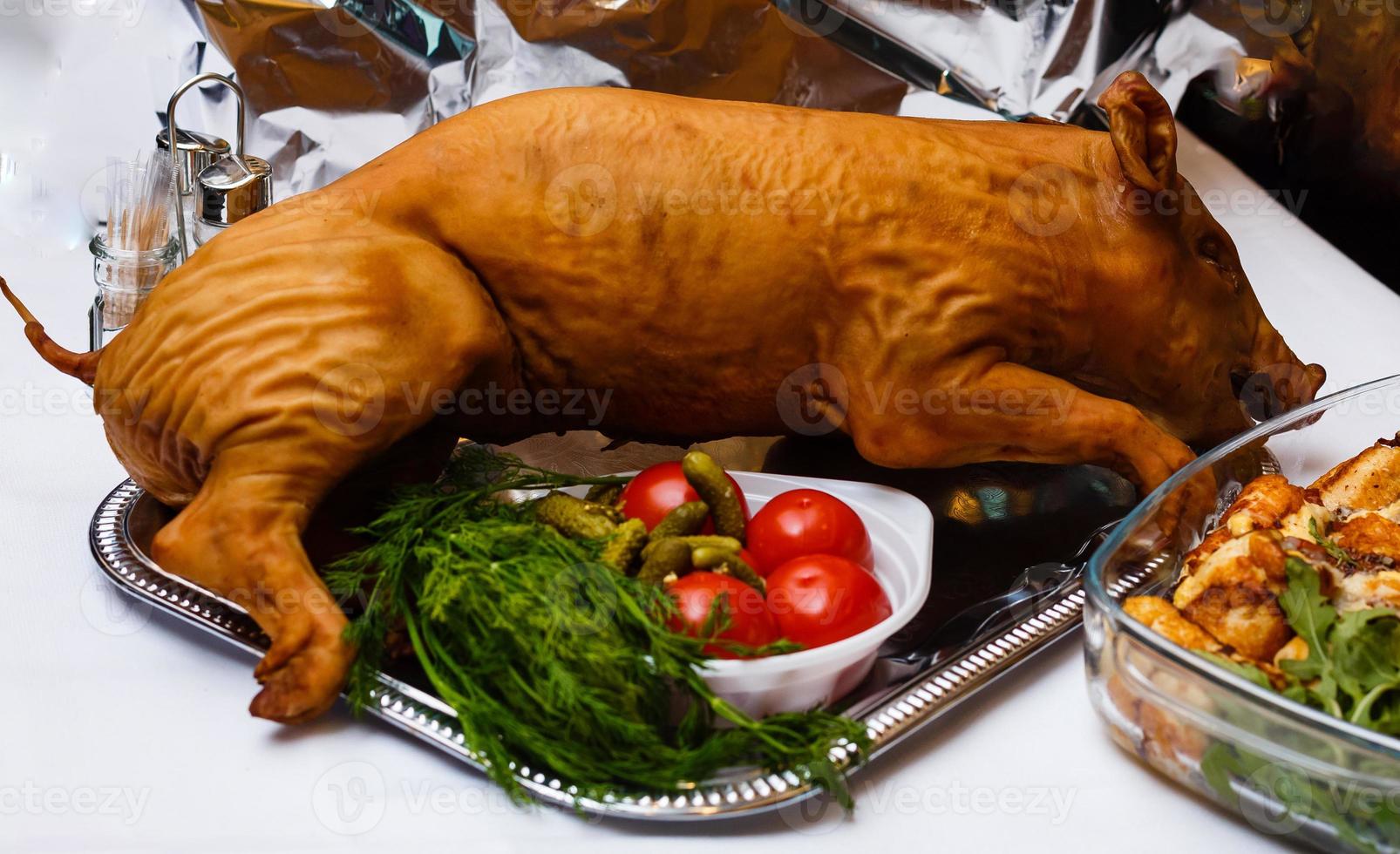 gebratenes Schwein auf einem Salatbett. Buffettisch foto