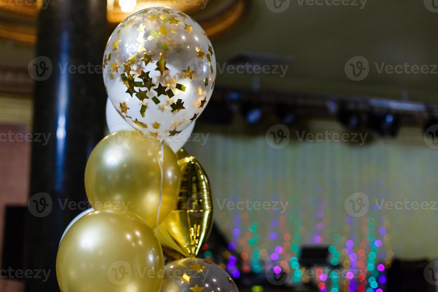 goldene und schwarze luftballons die zone ist mit verschiedenen schwarzen und gelben luftballons geschmückt foto