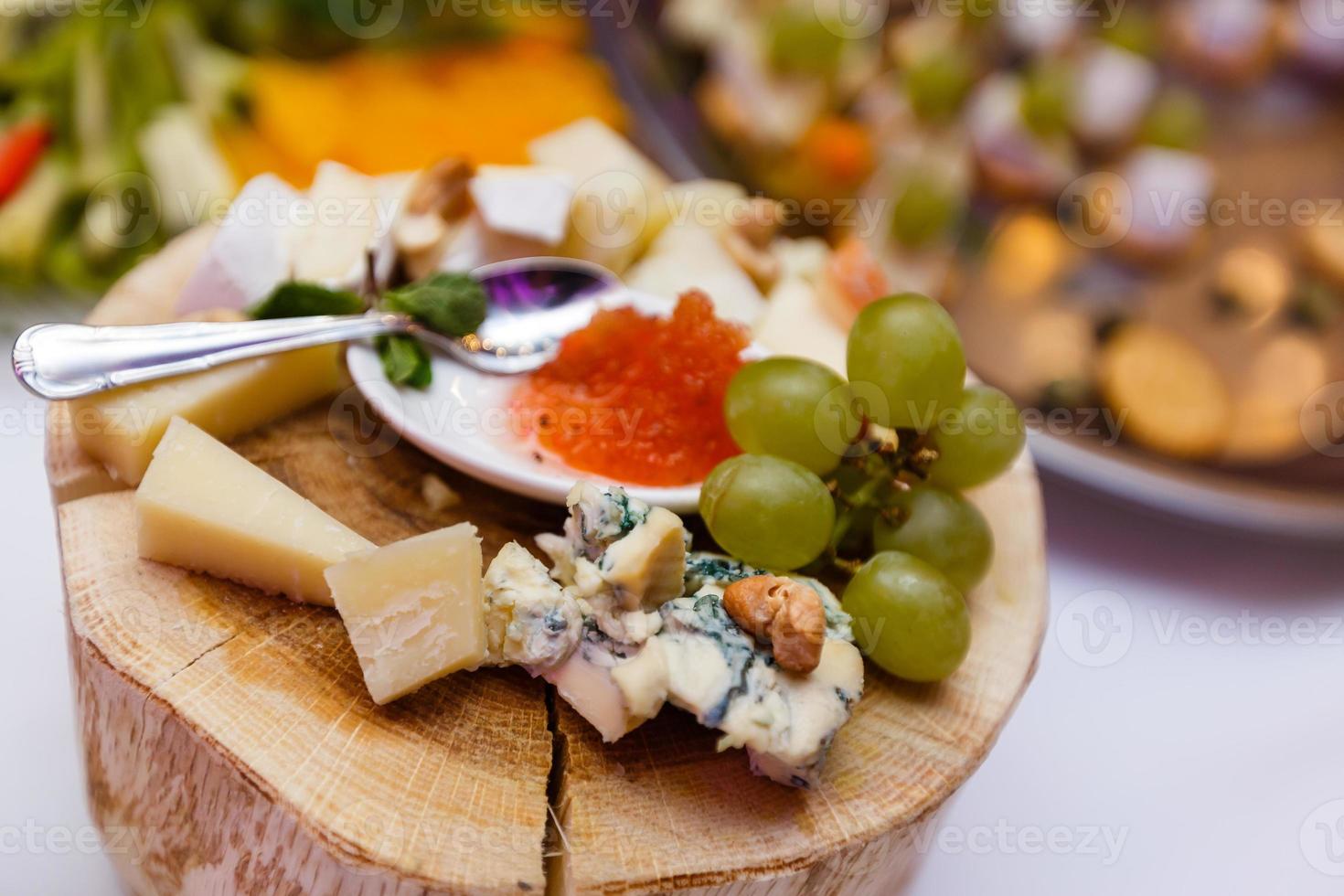 Holzschale mit Snacks steht auf Box am Esstisch Buffettisch auf Holzständern foto