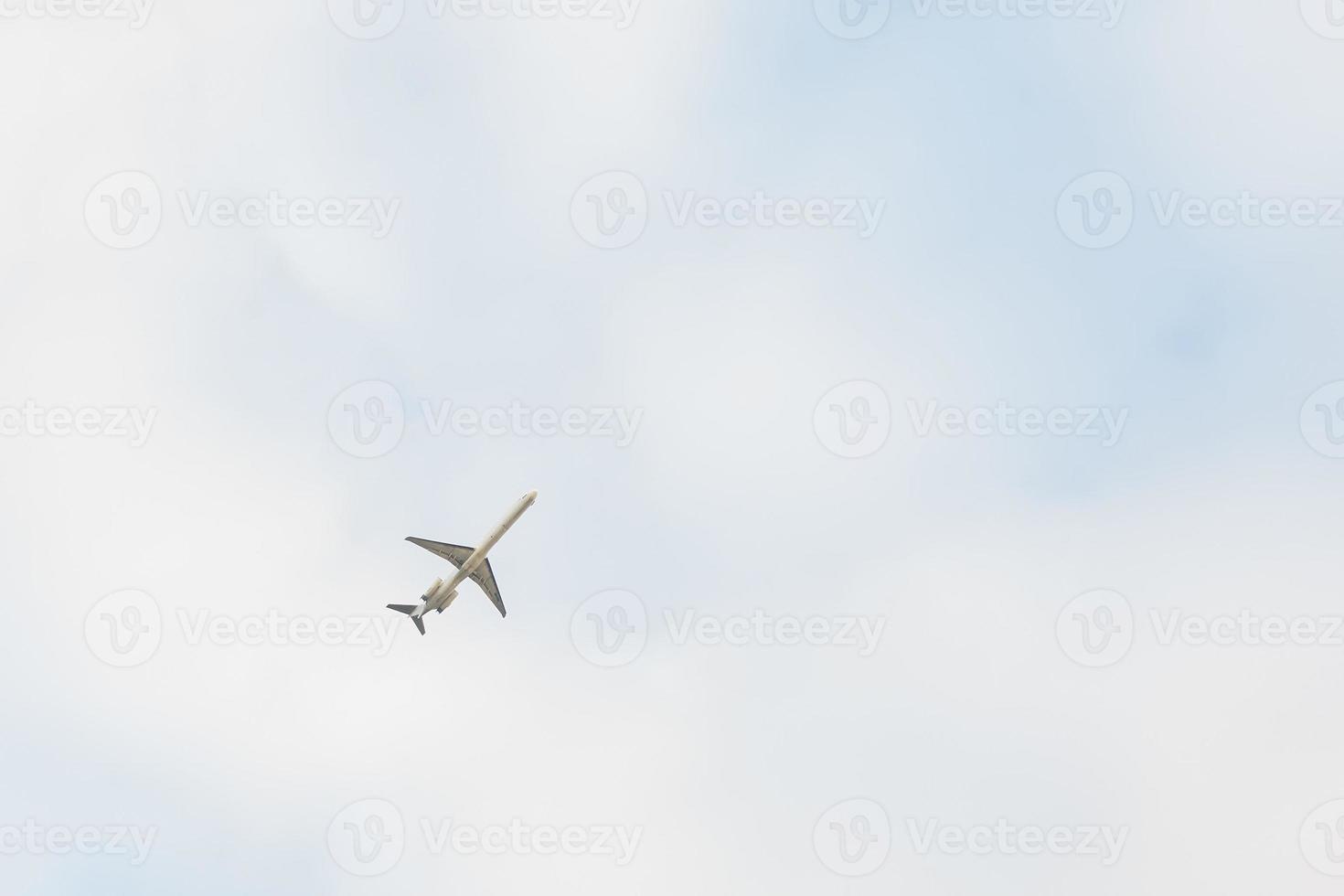 Flugzeug, das eine Wolkenvignette überquert foto