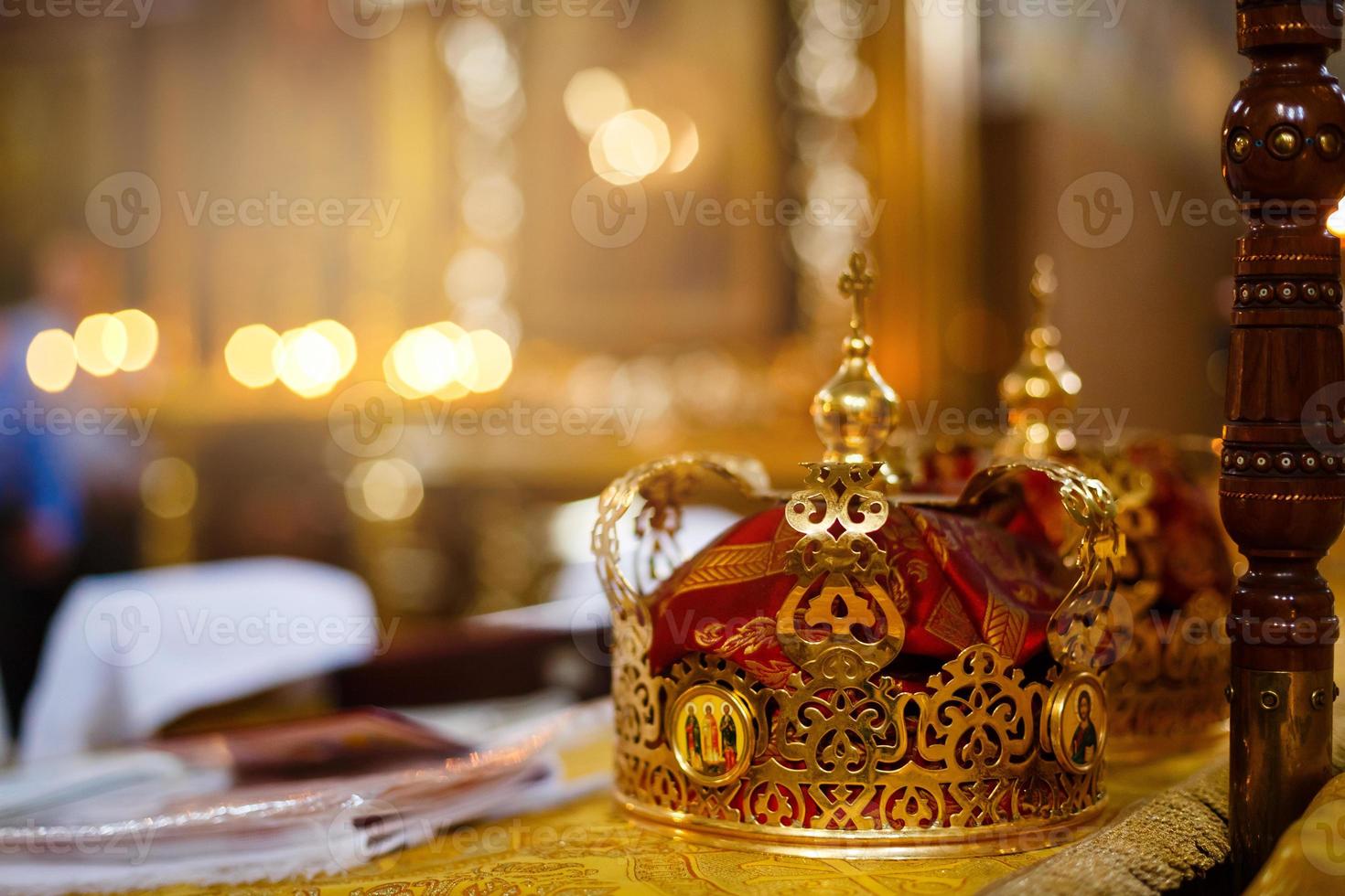 Krone für die Hochzeit in Gold der orthodoxen Kirche foto