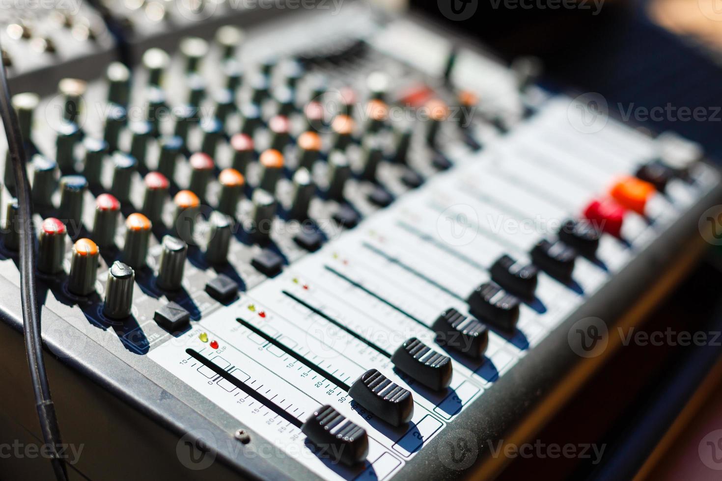 Professioneller Musikmixer, Makro-Fotomusik-Fernbedienung, professioneller Sound. Technischer Fortschritt in der Musik. Filmtextur unscharf foto