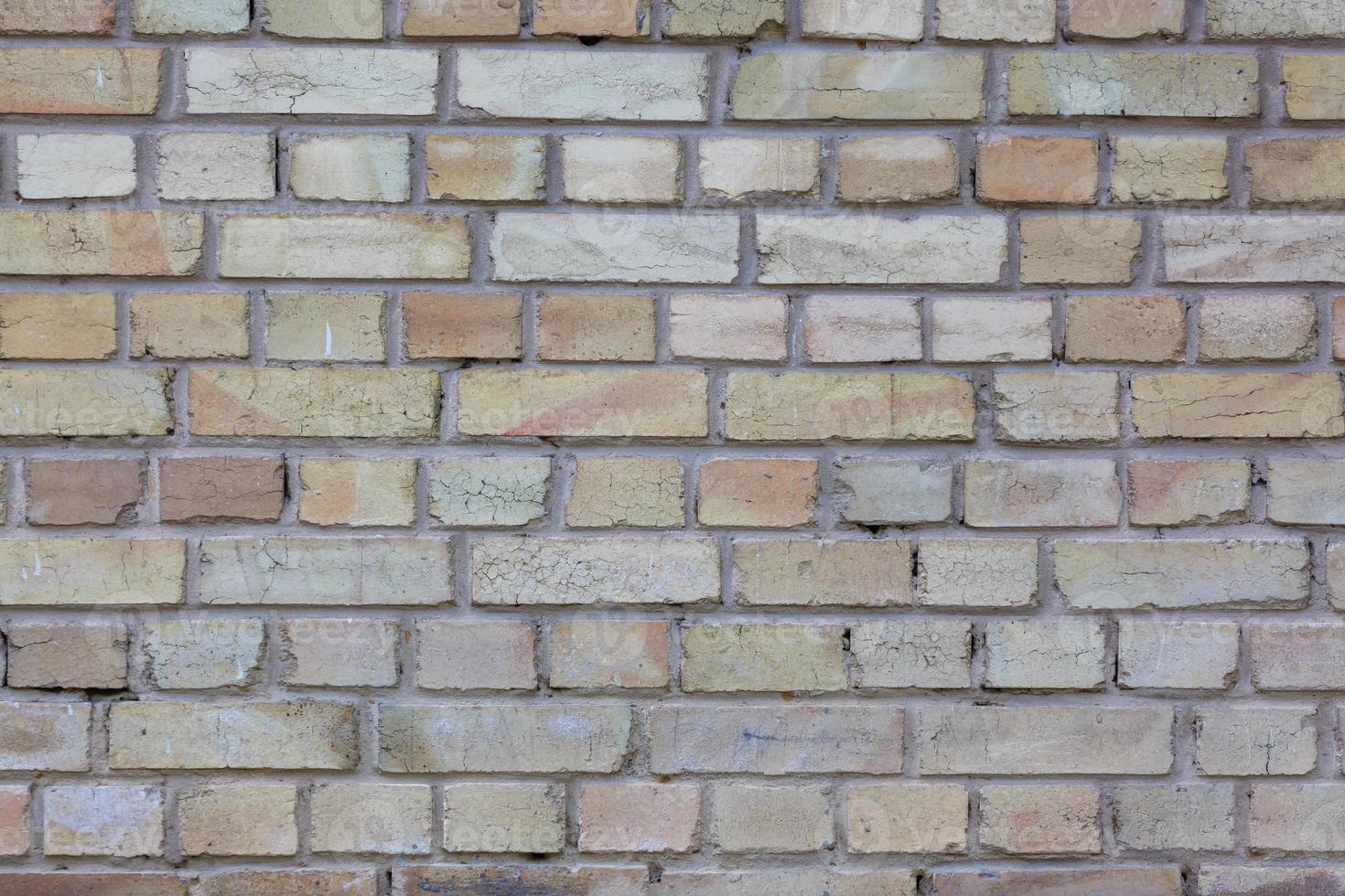 Alte Ziegelmauer mit Rissen und Kratzern. horizontaler breiter Brickwall-Hintergrund. Beunruhigte Wand mit zerbrochener Ziegelstruktur. Hausfassade. Vintage-Filter. foto