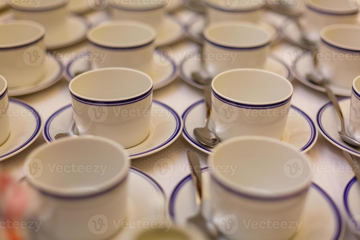 kaffeetassen serviert auf weißem tisch wie im café foto