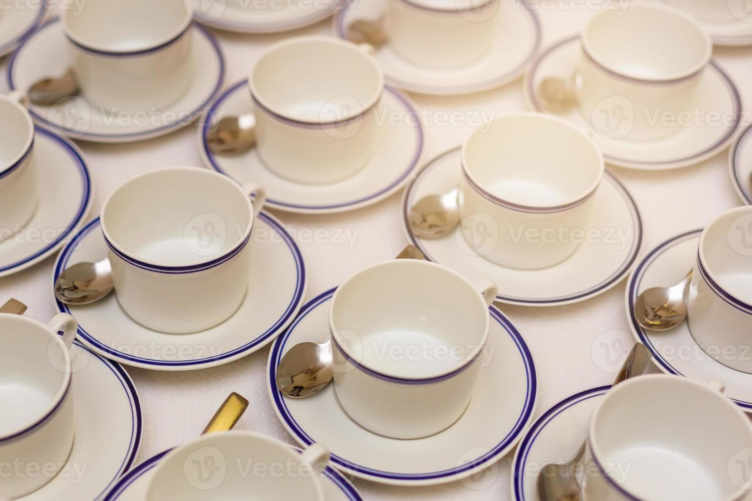 kaffeetassen serviert auf weißem tisch wie im café foto