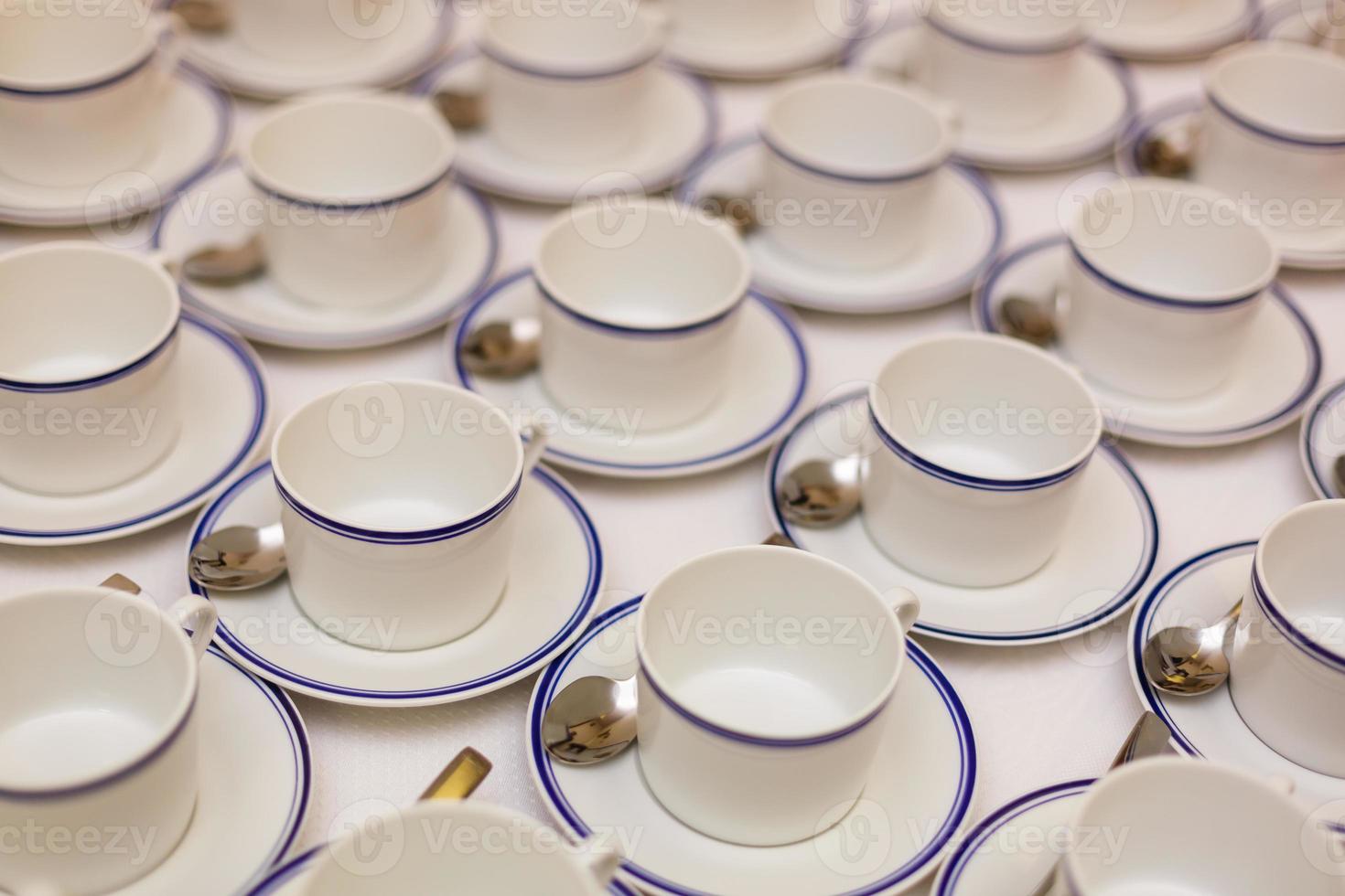 kaffeetassen serviert auf weißem tisch wie im café foto