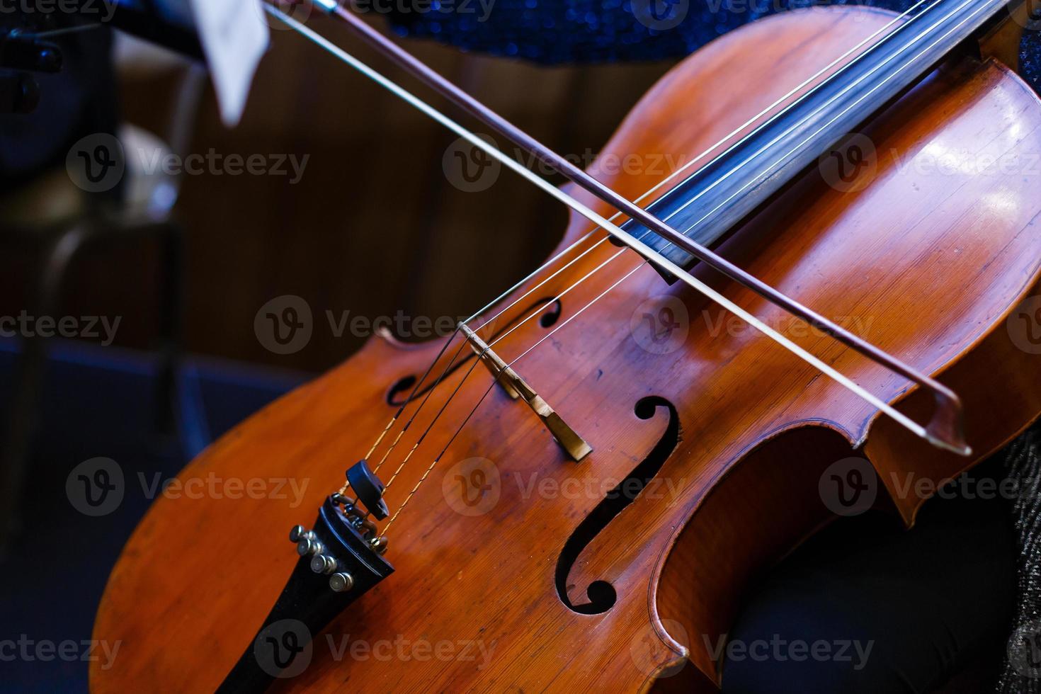 Farbdetail eines Vintagen Kontrabasses, der den Kontrabass spielt foto