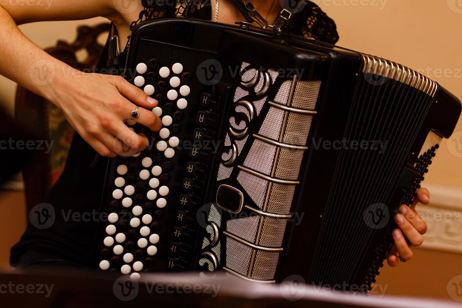 Akkordeonspieler Der Musiker, der das Instrument des Akkordeonspielers spielt foto