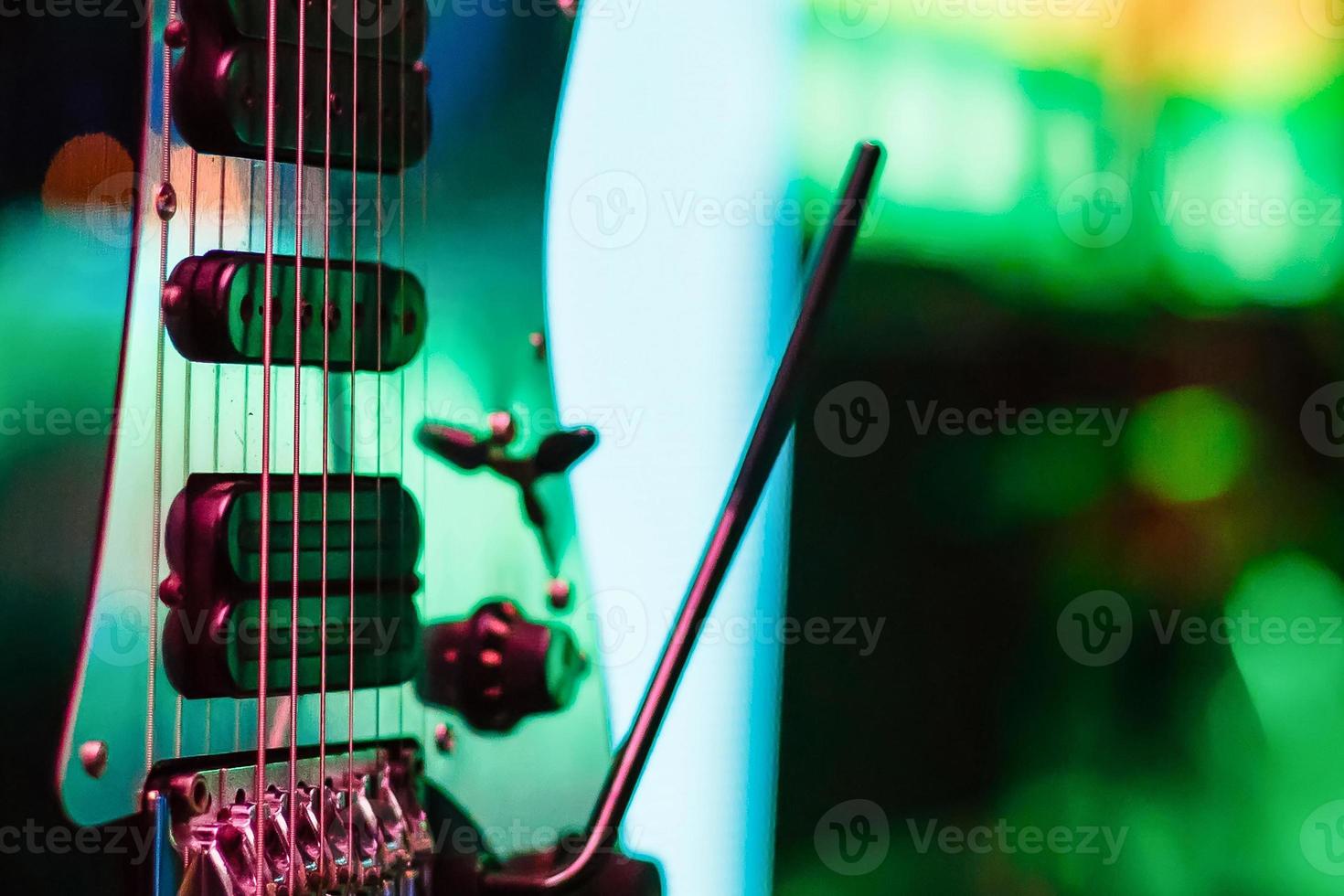Einrichten von Gitarren-Audioverarbeitungseffekten und E-Gitarre foto