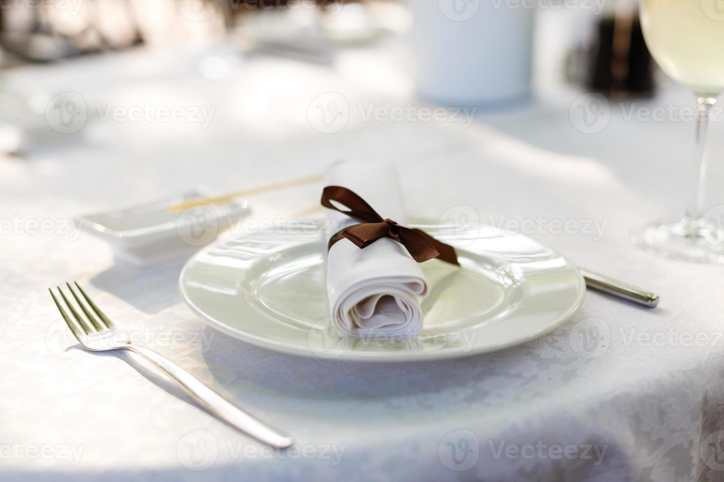 servierter Tisch im Restaurant mit Geschirr und Gläsern foto