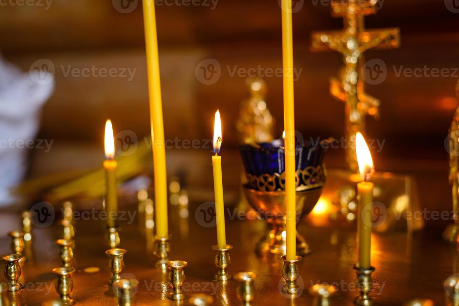 brennende Kerzen in einer Kirche foto