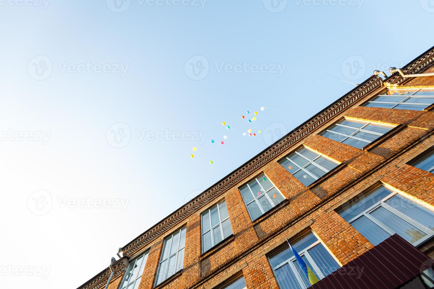 Heliumballon am blauen Himmel gesehen foto
