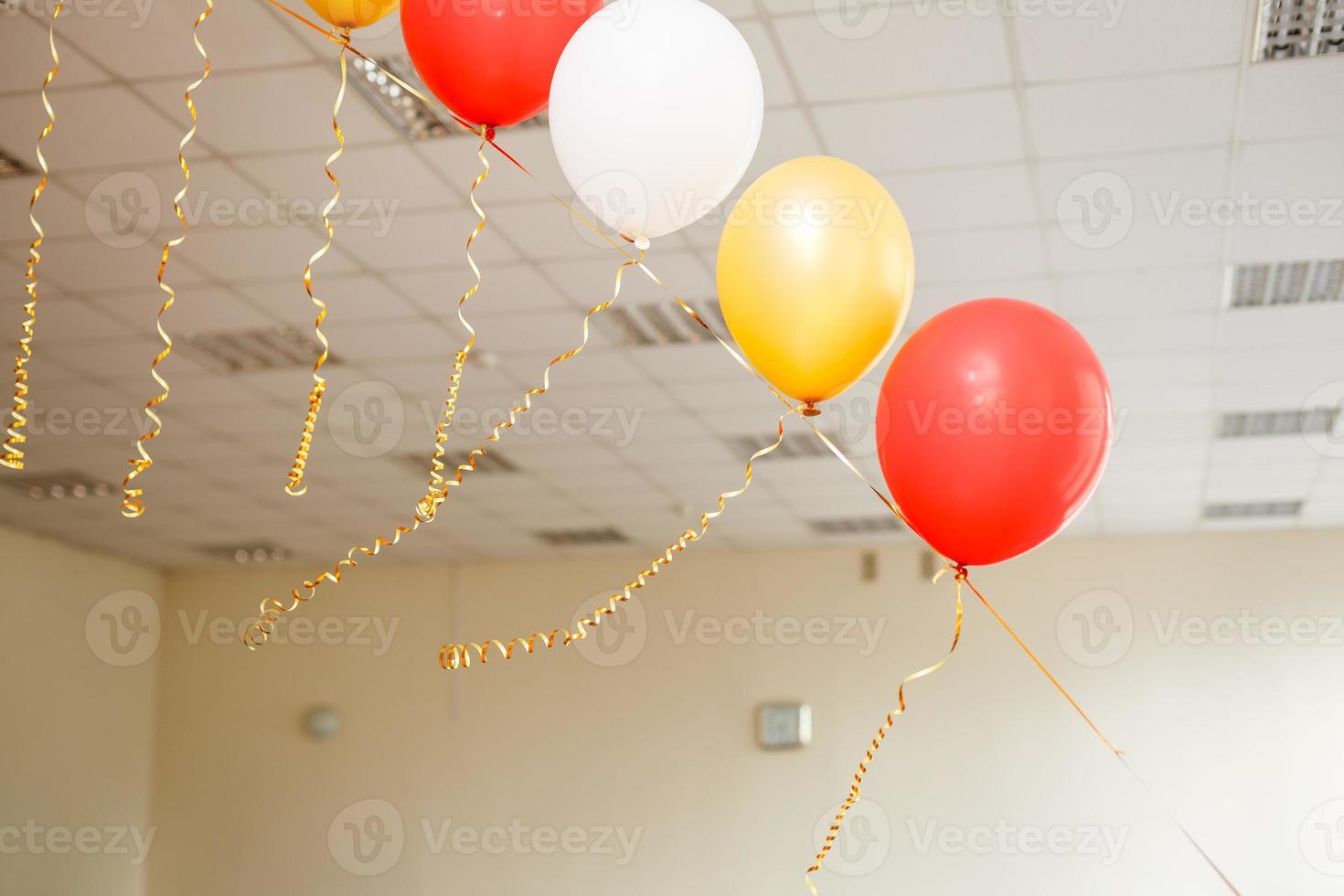 Farbkugeln, farbiges Polymergel, Hydrogelperlen vor dem Hintergrund der Wand und den fallenden Sonnenstrahlen, die vom Fenster ausgehen. konzepturlaub, geburtstag, glückwünsche foto