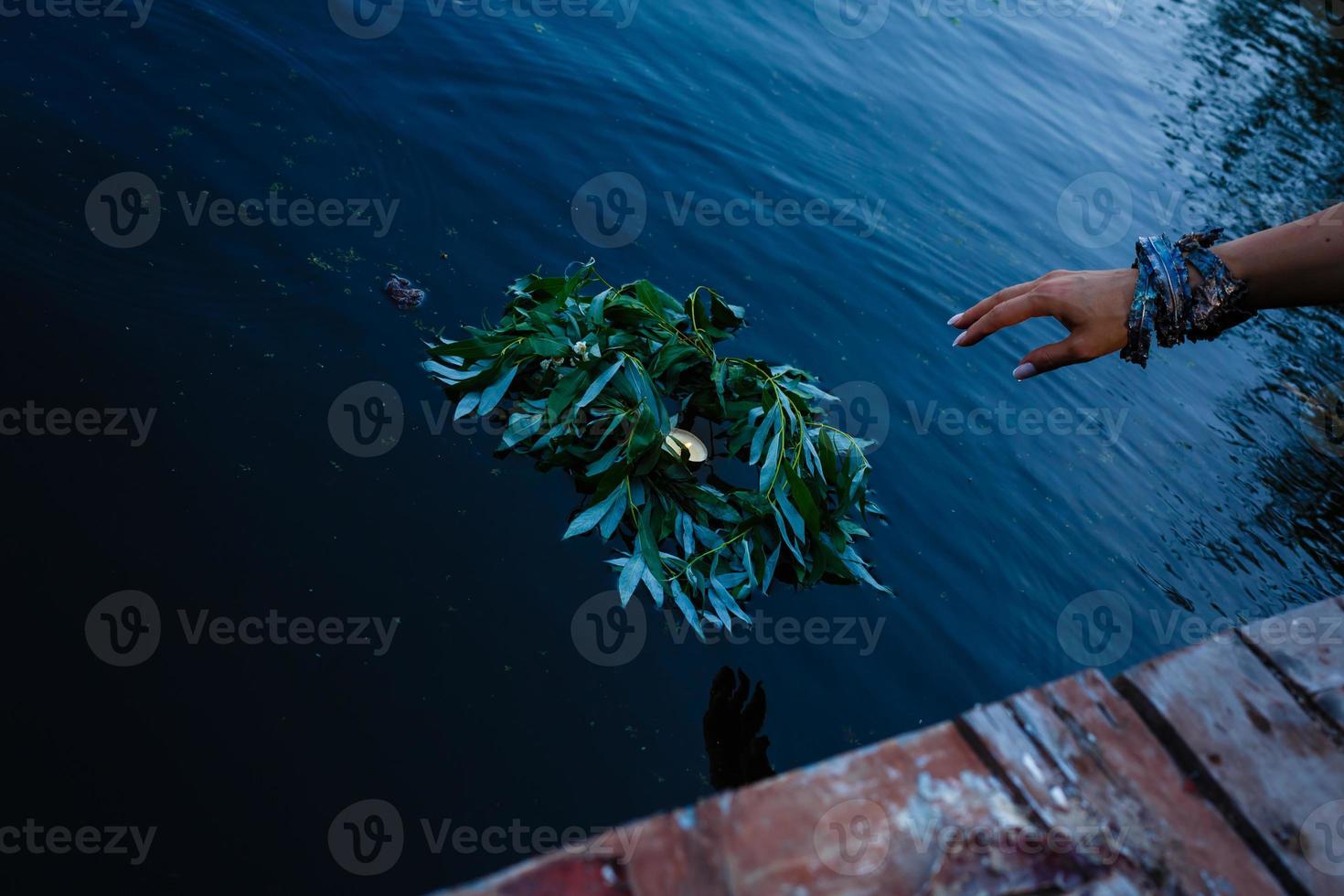 Mägde warfen Blumenkränze ins Wasser foto