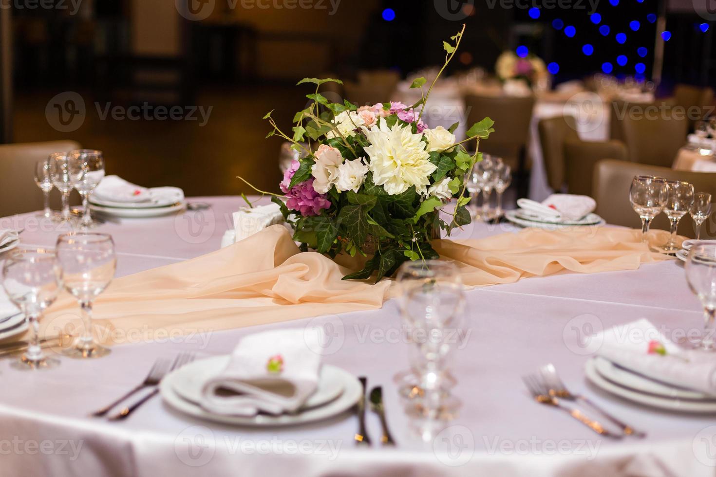 schöne Tischdekoration mit Geschirr und Blumen für eine Party, einen Hochzeitsempfang oder eine andere festliche Veranstaltung. Gläser und Besteck für Event-Dinner mit Catering. foto